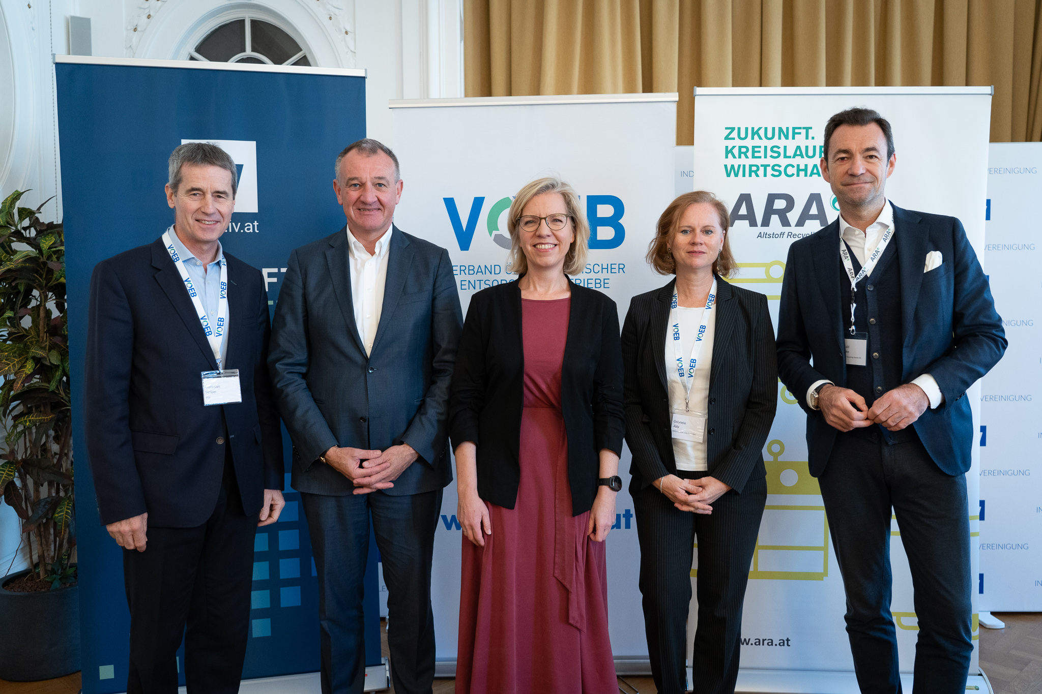 In Österreich werden zu viele Ressourcen verbraucht. Politik und Wirtschaft sind sich einig: Bei der Fertigung neuer Produkte muss sich der Einsatz von recycelten Materialien erhöhen.  v.l.n.r.: Sektionschef Christian Holzer, IV-Vize-Generalsekretär Peter Koren, Klimaschutzministerin Leonore Gewessler, VOEB-Präsidentin Gabriele Jüly, ARA-Vorstandssprecher Harald Hauke. Copyright: IV,