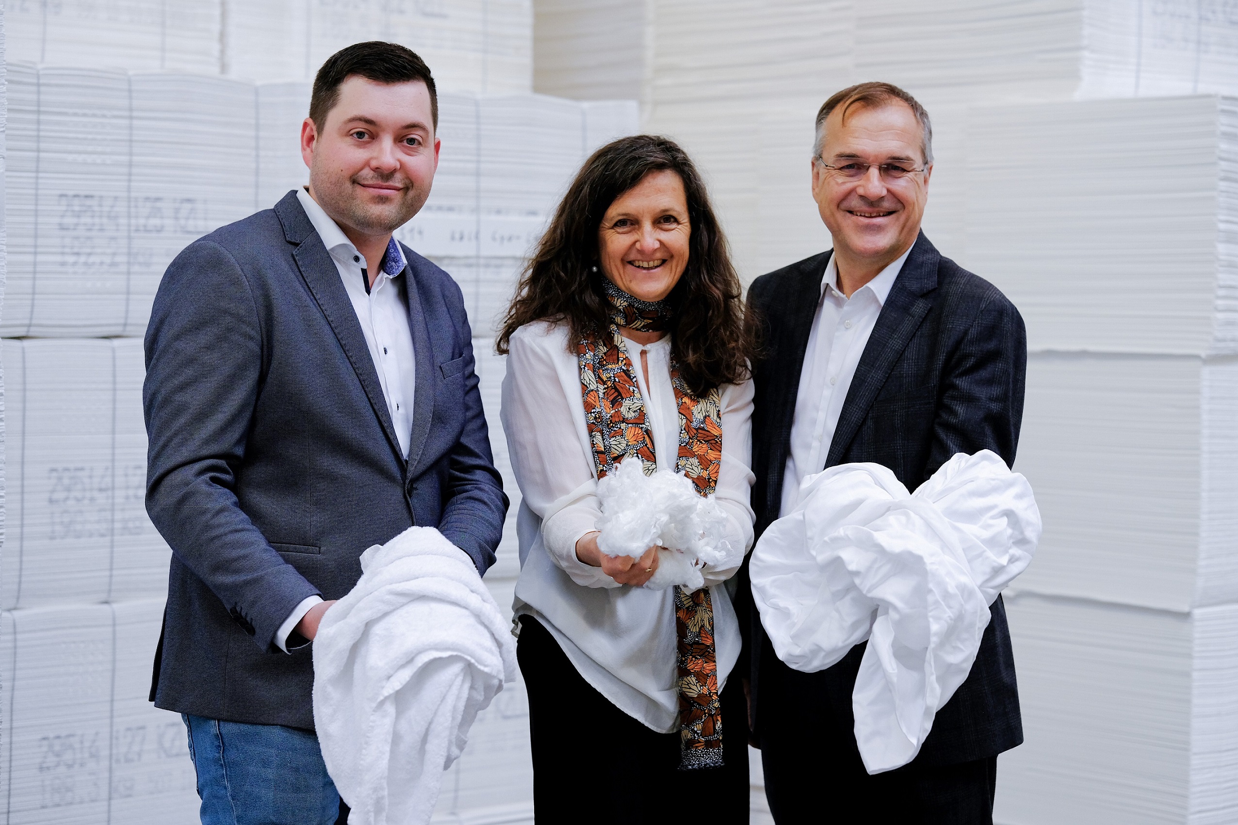 v.l.n.r.: Jürgen Secklehner (Geschäftsführer ARAplus GmbH), Sonja Zak (Head of Textile Sourcing & Cooperations Lenzing Gruppe), Martin Prieler (ARA Vorstand) Copyright: Lenzing AG – Sarah Koller
