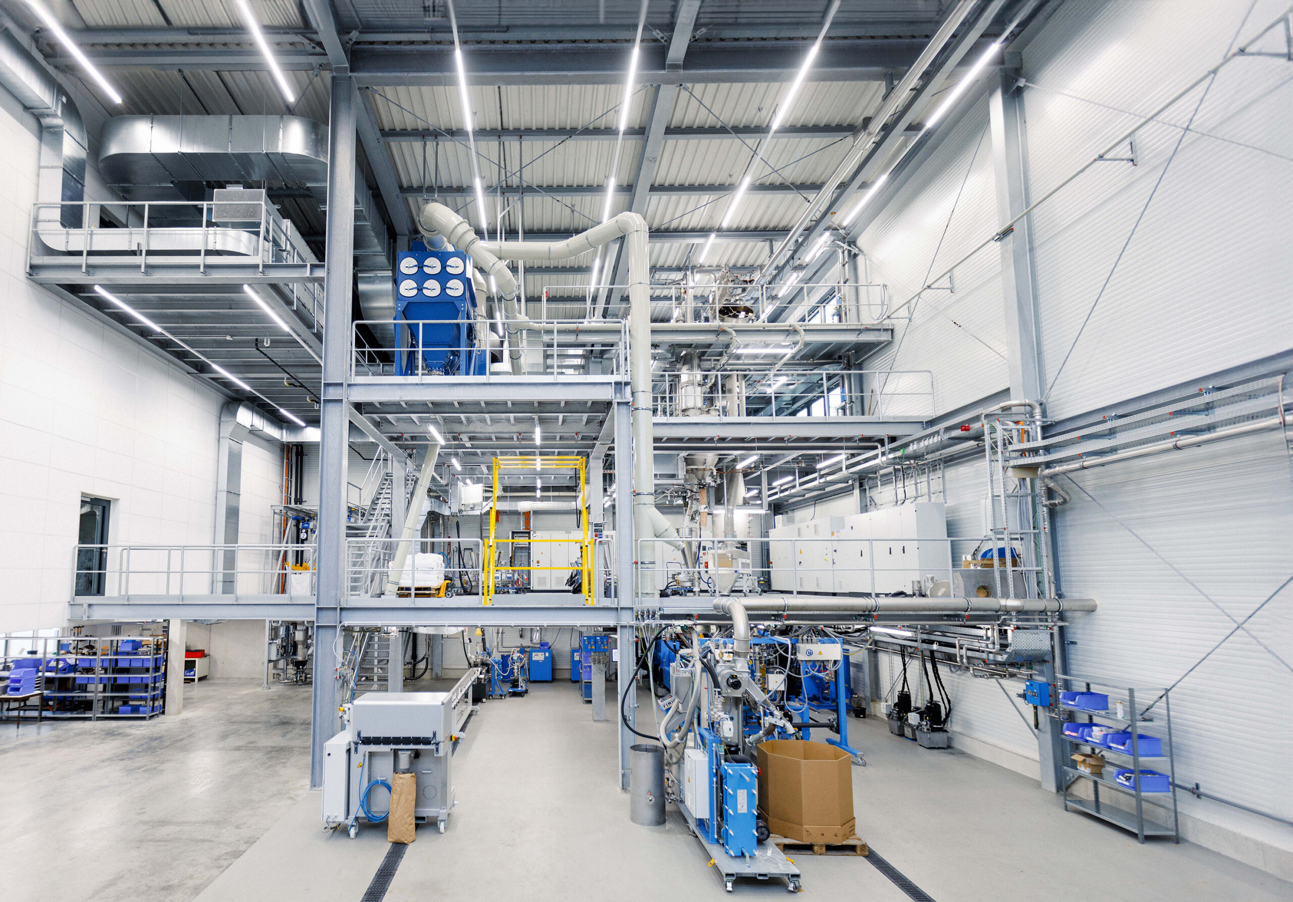Coperion hat sein neues Recycling Innovation Center mit neuester Technologie für alle wesentlichen Prozessschritte der Rezyklierung ausgestattet – von der Materialförderung und Dosierung über die Extrusion, Compoundierung, Granulierung und Materialnachbereitung bis hin zur Desodorierung. Copyright: Coperion