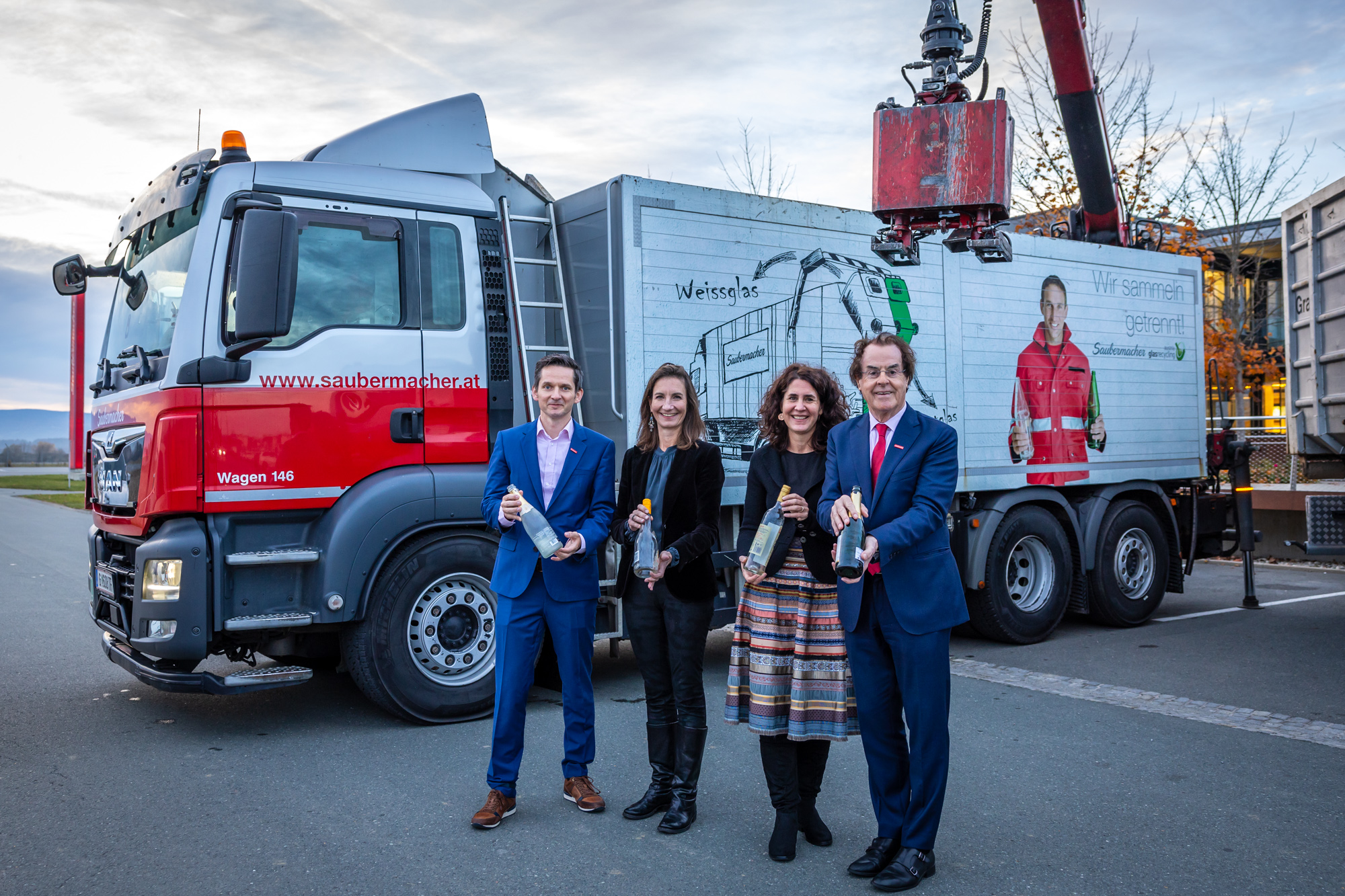 20.11.2023, AUT, Ecoport, Hans-Roth-Straße, Feldirchen bei Graz, SAUBERMACHER – ALTGLAS-LKW, im Bild: ; FOTOCREDIT: ERWIN SCHERIAU