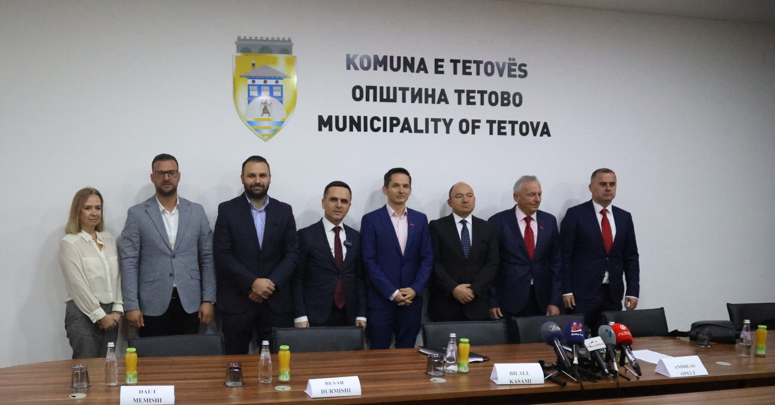 Foto (v.l.n.r.): Biljana Edelinska/WKO Skopje, Daut Memishi/Stadtverwaltung Tetovo, Besar Durmishi/Vorsitzender des Gemeinderats der Gemeinde Tetovo, Bilall Kasami/Bürgermeister Stadtgemeinde Tetovo, Andreas Opelt/Saubermacher, Martin Pammer/ Österreichischer Botschafter, Rudolf Horvat/Saubermacher, Robert Čajić/Slowenien, Fotorechte: Gemeinde Tetovo