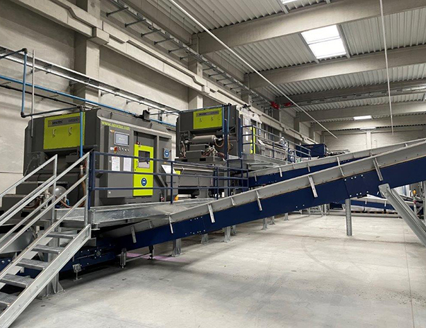 Varisort-Sortiersysteme mit Flash-Technologie zur Untersuchung des Flaschenmaterials auf Sonderfarben (silber, opak, TiO2-gefärbt) sowie zur Erkennung von Flaschen mit einer sehr geringen Farbsättigung. Copyright: Sesotec
