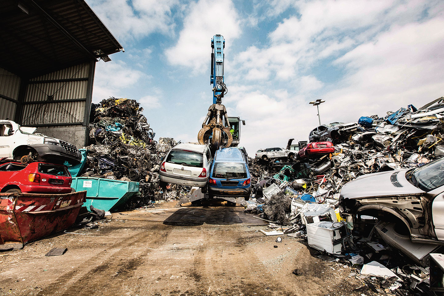 Vom Schrott über Holz bis zum Bauschutt, vom ausgemusterten Fernsehgerät bis zum geliebten Automobil – Karle Recycling ist Komplettentsorger. Copyright: Karle Recycling