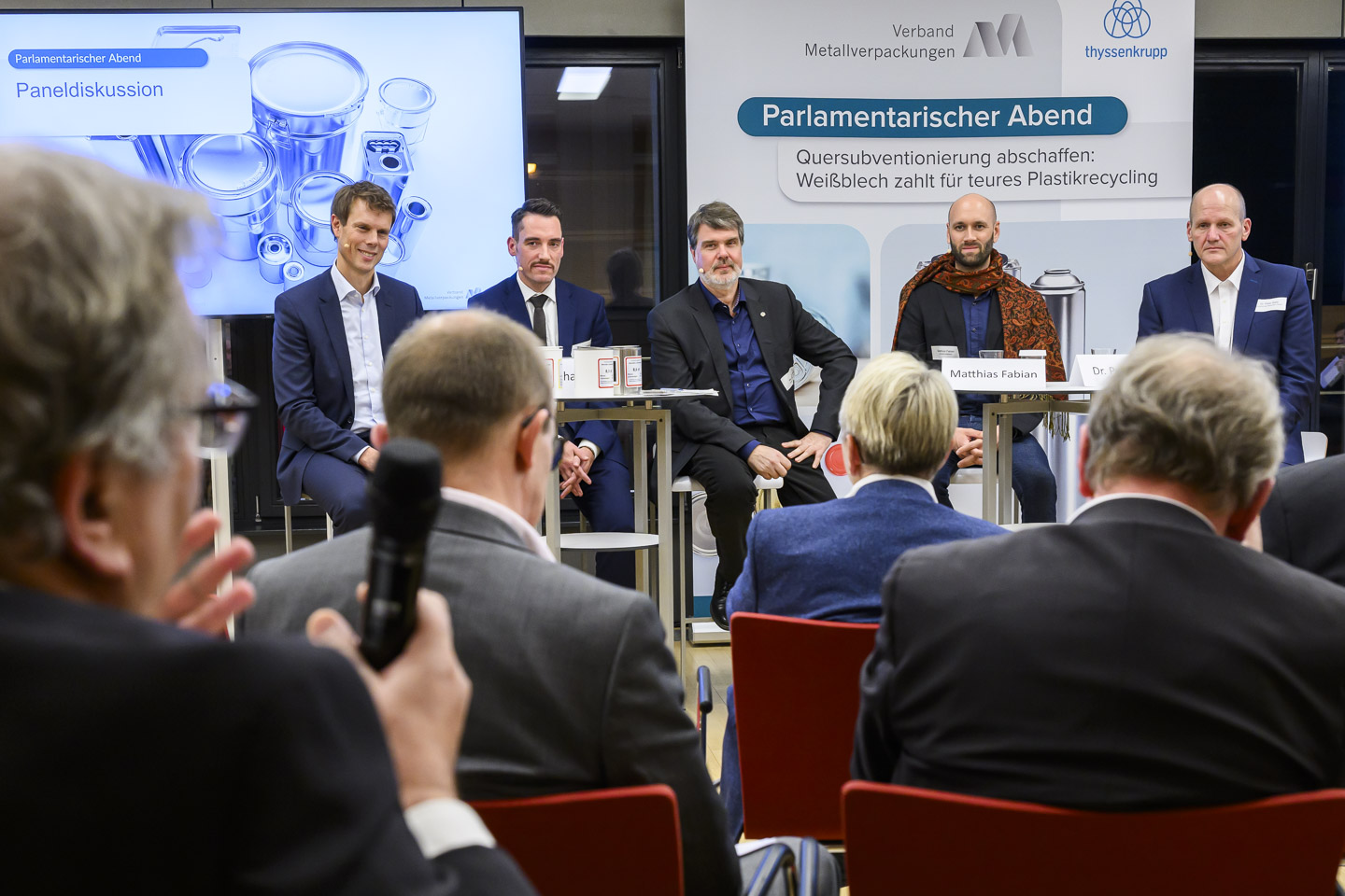 von links nach rechts: Jens Nießmann (Reclay Group), Hugo Sebastian Trappmann (Blechwarenfabrik Limburg), Michael Thews (SPD), Matthias Fabian (UBA), Dr. Peter Biele (tk Rasselstein GmbH)