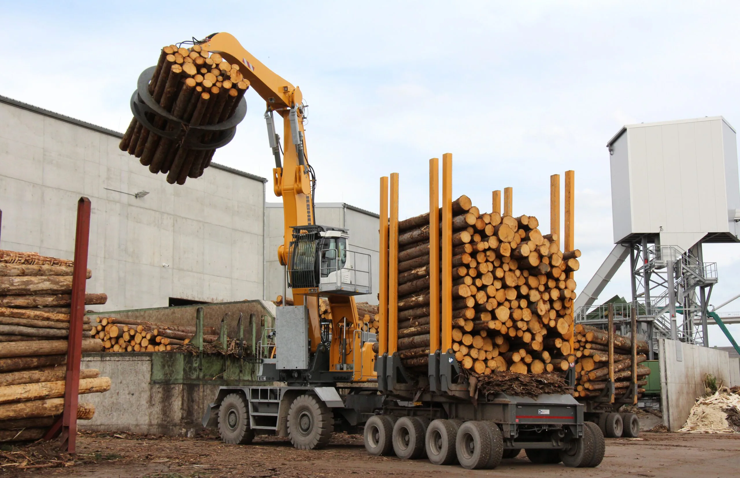 Holzumschlag leicht gemacht – mit dem neuen LH 60 M Timber bei der Schwaiger Holzindustrie. Copyright: Beutlhauser
