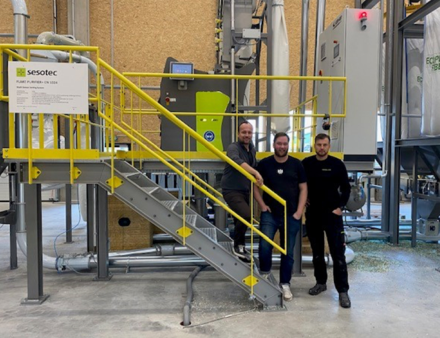 Die beiden Geschäftsführer von Mission PET, Markus Huemer und Daniel Pichler (im Bild links und Mitte), vertrauen auf die innovative Sortiertechnologie von Sesotec und dem Know-how von Dominik Ebner, Sesotec Regional Sales Manager (rechts im Bild) Copyright: Sesotec