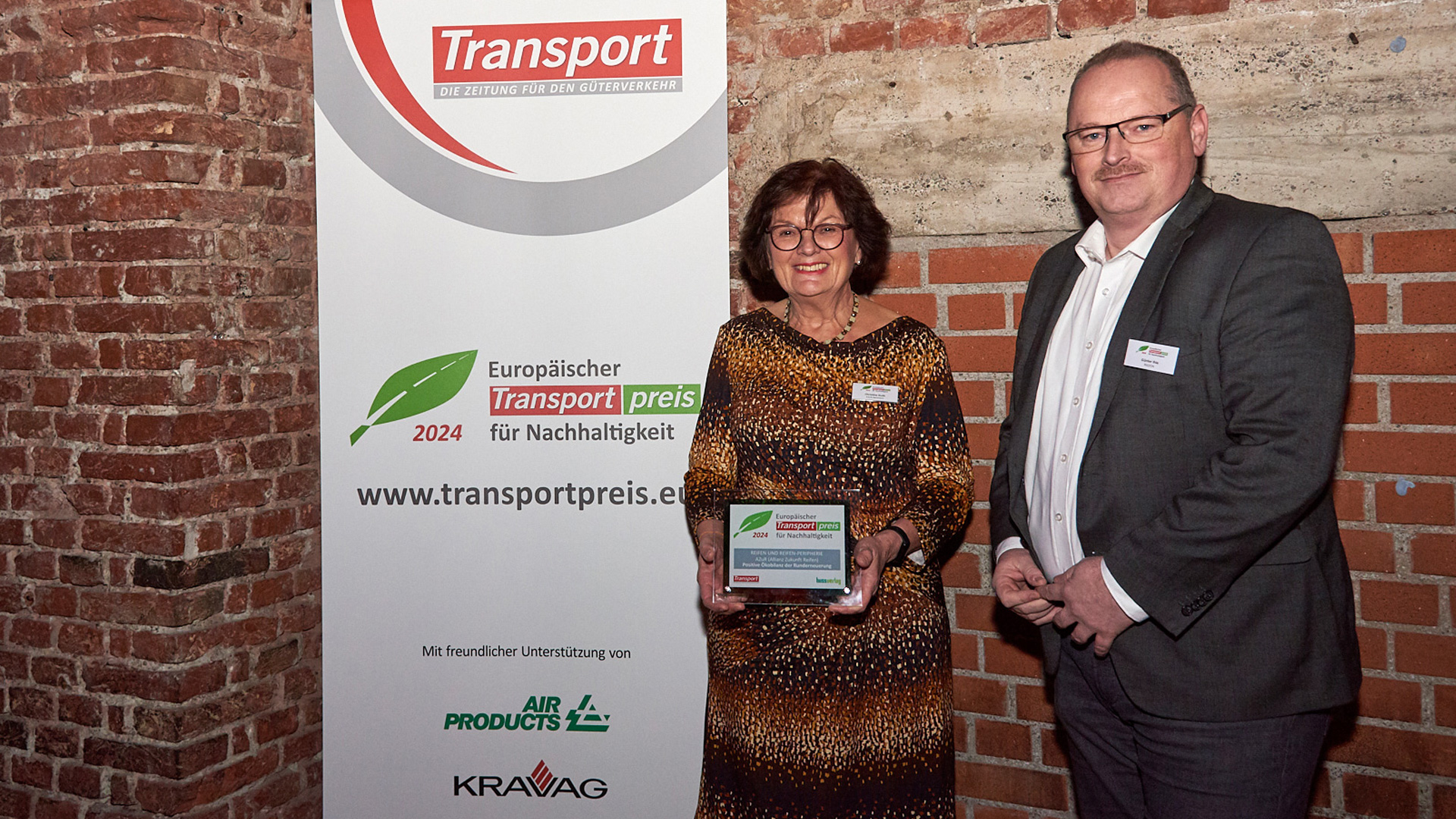 AZuR-Netzwerk-Koordinatorin Christina Guth und AZuR-Partner Günter Ihle (CEO von Rigdon) nahmen am 30. November 2023 in München den Europäischen Transportpreis Nachhaltigkeit 2024 für die positive Ökobilanz der Runderneuerung entgegen. Die Auszeichnung belohnt das langjährige AZuR-Engagement für den Königsweg der nachhaltigen, klimagerechten Reifen-Kreislaufwirtschaft. Copyright: AZuR.