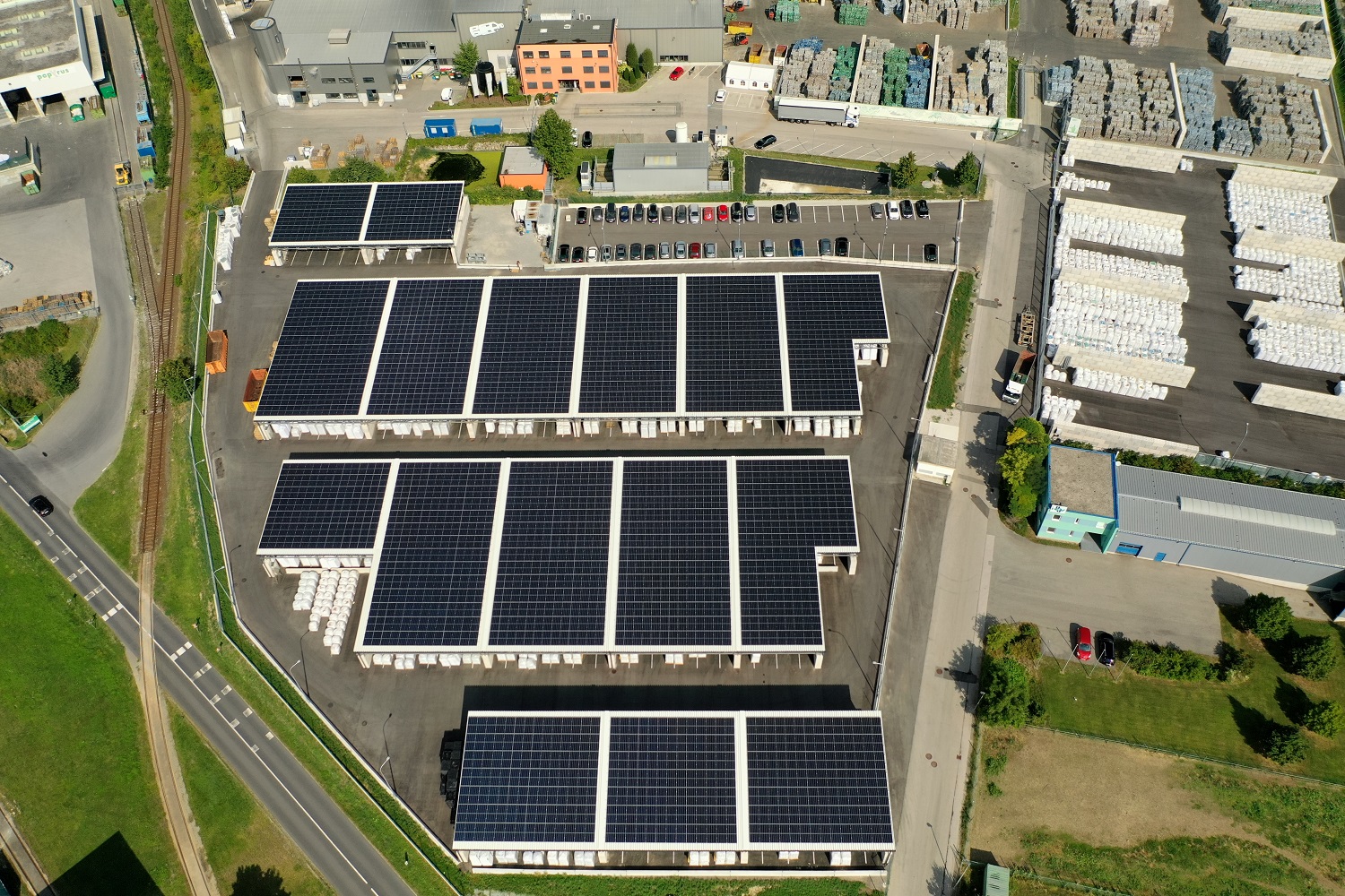 Das Recycling-Unternehmen setzt ab sofort auf die Energie der Sonnenkraft und hat seine 6.400 m2 große PV-Anlage erfolgreich in Betrieb genommen. Copyright: ELIN GmbH