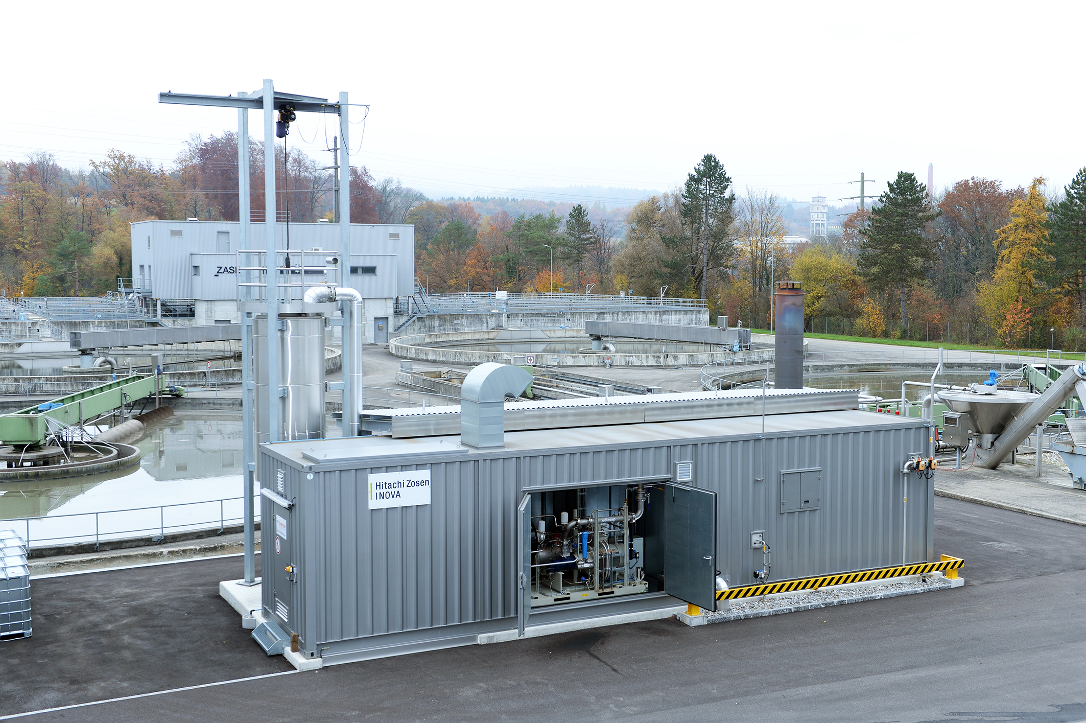 Membrananlage auf dem ARA-Gelände des ZASE in Zuchwil: Für einen zeitgemäßen Weiterbetrieb mit höherem Durchsatz erhält die Anlage nun ein Retrofit. Copyright: Hitachi Zosen Inova