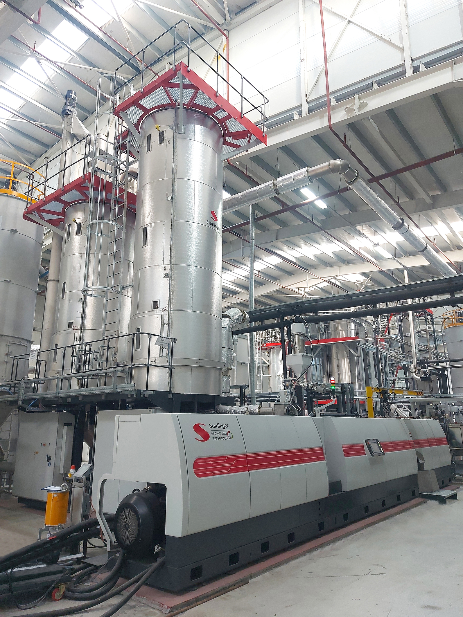 Die Recostar PET 215 iV+ Bottle-to-Bottle Recyclinganlage von Starlinger im Tanrıkulu-Werk in Akyazı, Provinz Sakarya, Türkei, produziert 2,4 Tonnen lebensmitteltaugliche rPET-Pellets pro Stunde. Copyright: Starlinger