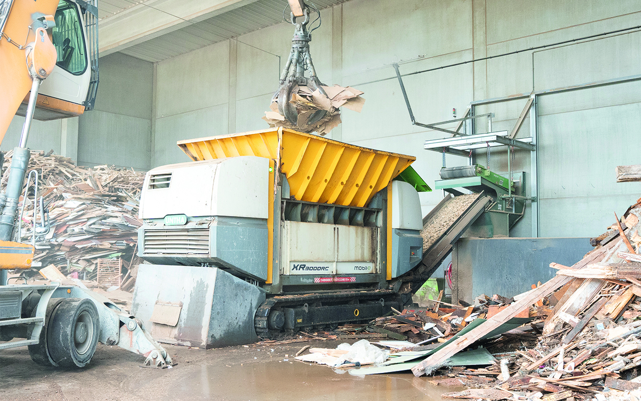 Die Untha XR3000RC zerkleinert u. a. Altholz, Sperrmüll und Baumischabfälle bei der Breitsamer Entsorgung & Recycling GmbH. Copyright: Untha Shredding Technology