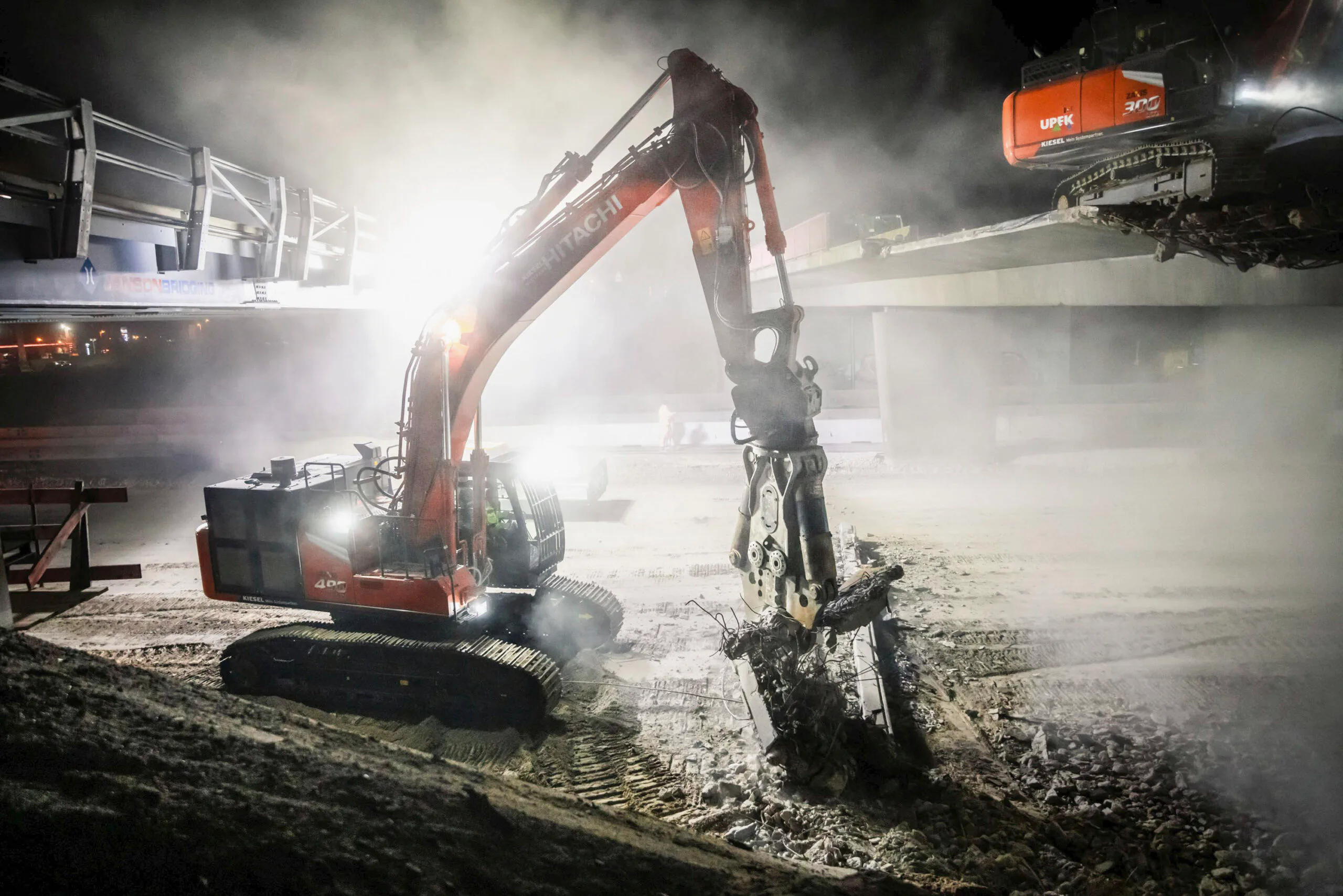 Beim jüngsten Brückenabriss-Projekt der Firma UPEK stellten die Baumaschinen aus dem Kiesel Mietpark bei Nacht und Nebel ihre Stärken einmal mehr unter Beweis. Copyright: Kiesel GmbH