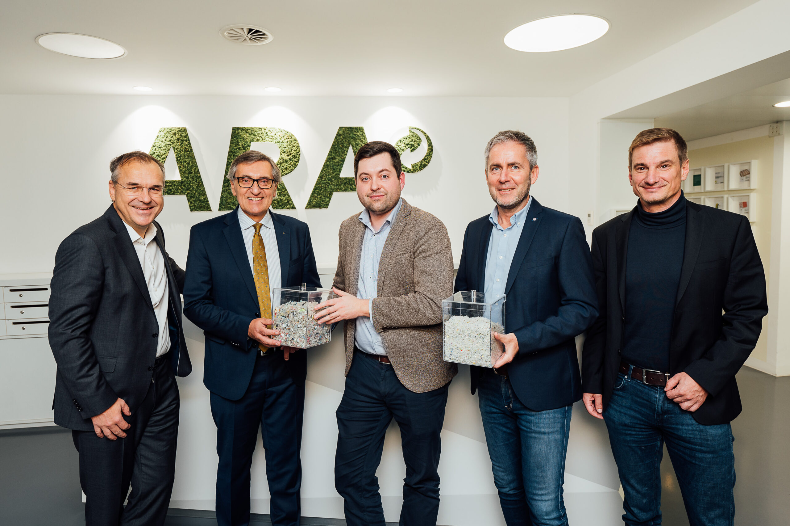 v.l.n.r.: Martin Prieler (ARA Vorstand), Erich Frommwald (CEO Kirchdorfer Gruppe), Jürgen Secklehner (Geschäftsführer ARAplus), Reinhard Kerschner (Geschäftsführer TOP Umweltservice GmbH und Geschäftsführer Kerschner Umweltservice und Logistik GmbH), Richard Walter (Geschäftsführer SRP Sekundär Rohstoff Produktion GmbH).  Copyright: Daniel Willinger / ARA