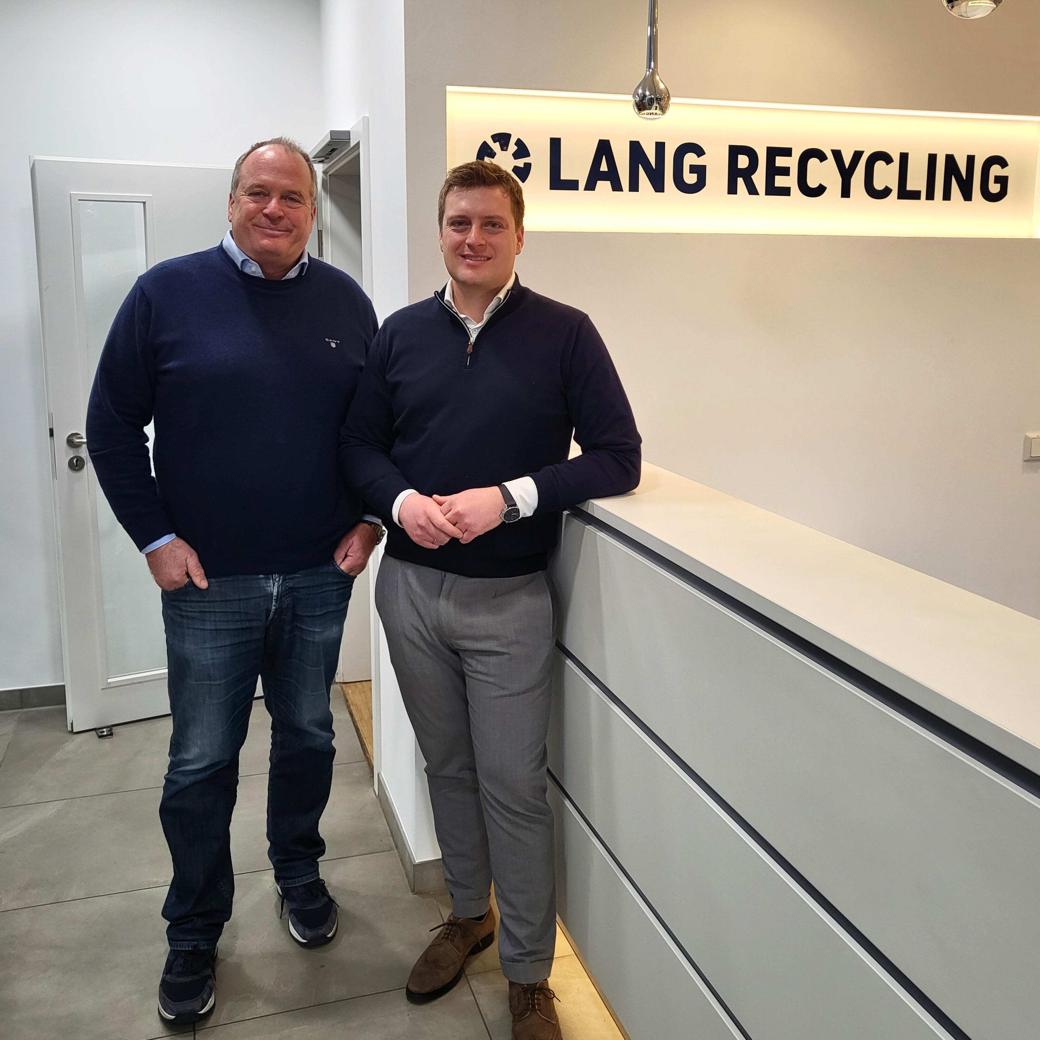 Maximilian Lang (r.) rückt in die Geschäftsführung von Lang Recycling auf. Zusammen mit seinem Vater Martin Lang möchte er die Herausforderungen im Metallrecycling zukünftig meistern. Copyright: Lang Recycling