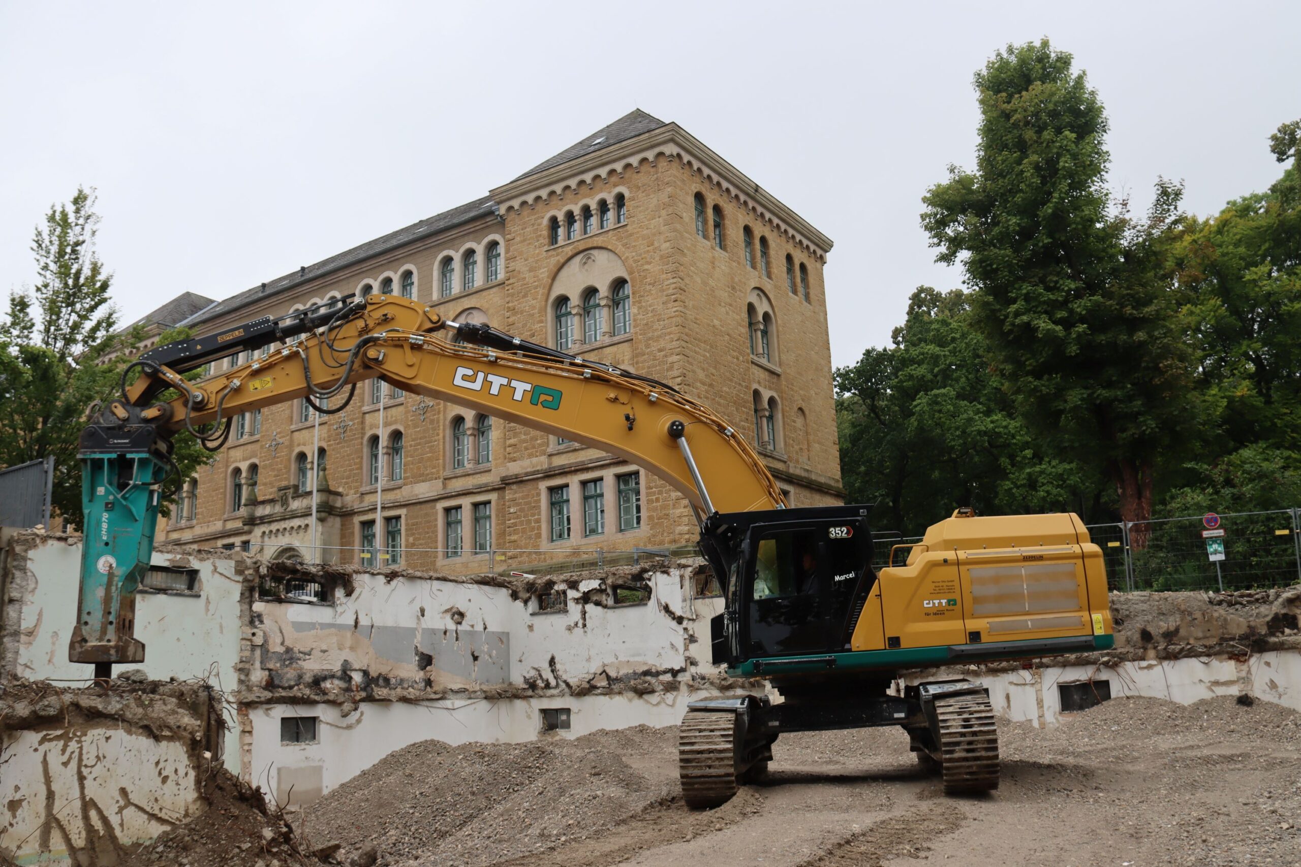 Rückbau der Kaiserpfalzkaserne mit schwerem Geschütz. Copyright: Zeppelin