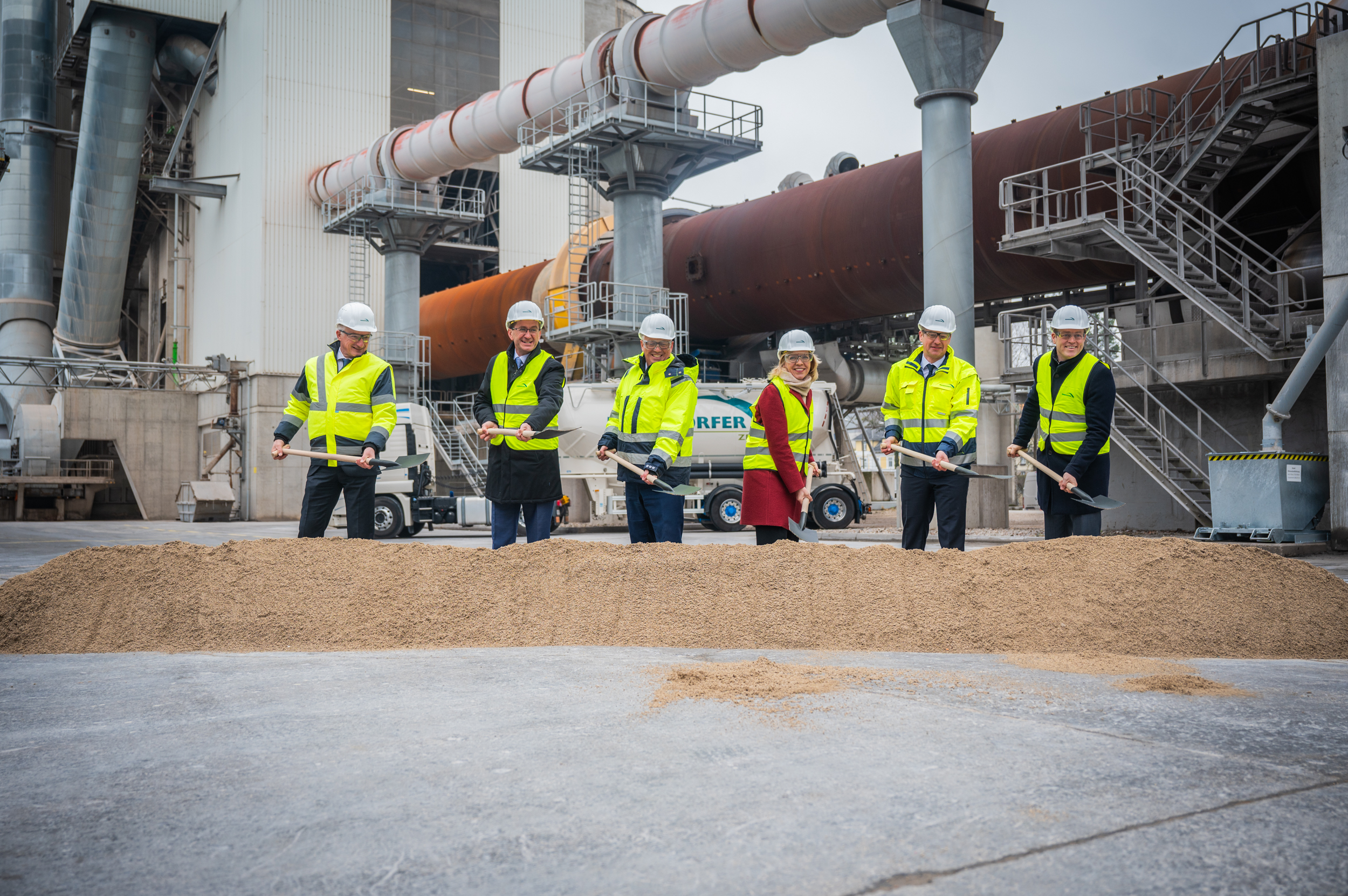 Von links: Peter Führhapter, Werksleiter Rohrdorfer Zementwerk GmbH, Wirtschafts- und Energie-Landesrat Markus Achleitner, Dr. Helmut Leibinger, Leiter des Rohrdorfer Net Zero Emission Teams, Klimaschutzministerin Leonore Gewessler, Dr. Christopher Ehrenberg, Technischer Leiter der Sparte Zement bei Rohrdorfer, Umwelt- und Klima-Landesrat Stefan Kaineder. Copyright: Credit: BMK/Cajetan Perwein.