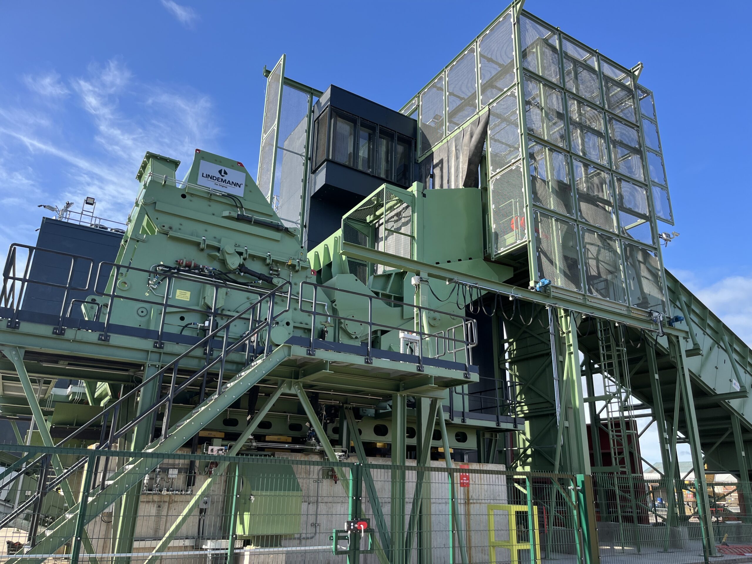 Bestehende Anlagen können leicht mit wartungsarmen Frequenzumrichtern mit Drehstrom-Asynchronmotoren nachgerüstet werden, was zu Einsparungen bei Energie-, Verschleiß- und Wartungskosten führt. Copyright:: Mitsubishi Electric Europe B.V.