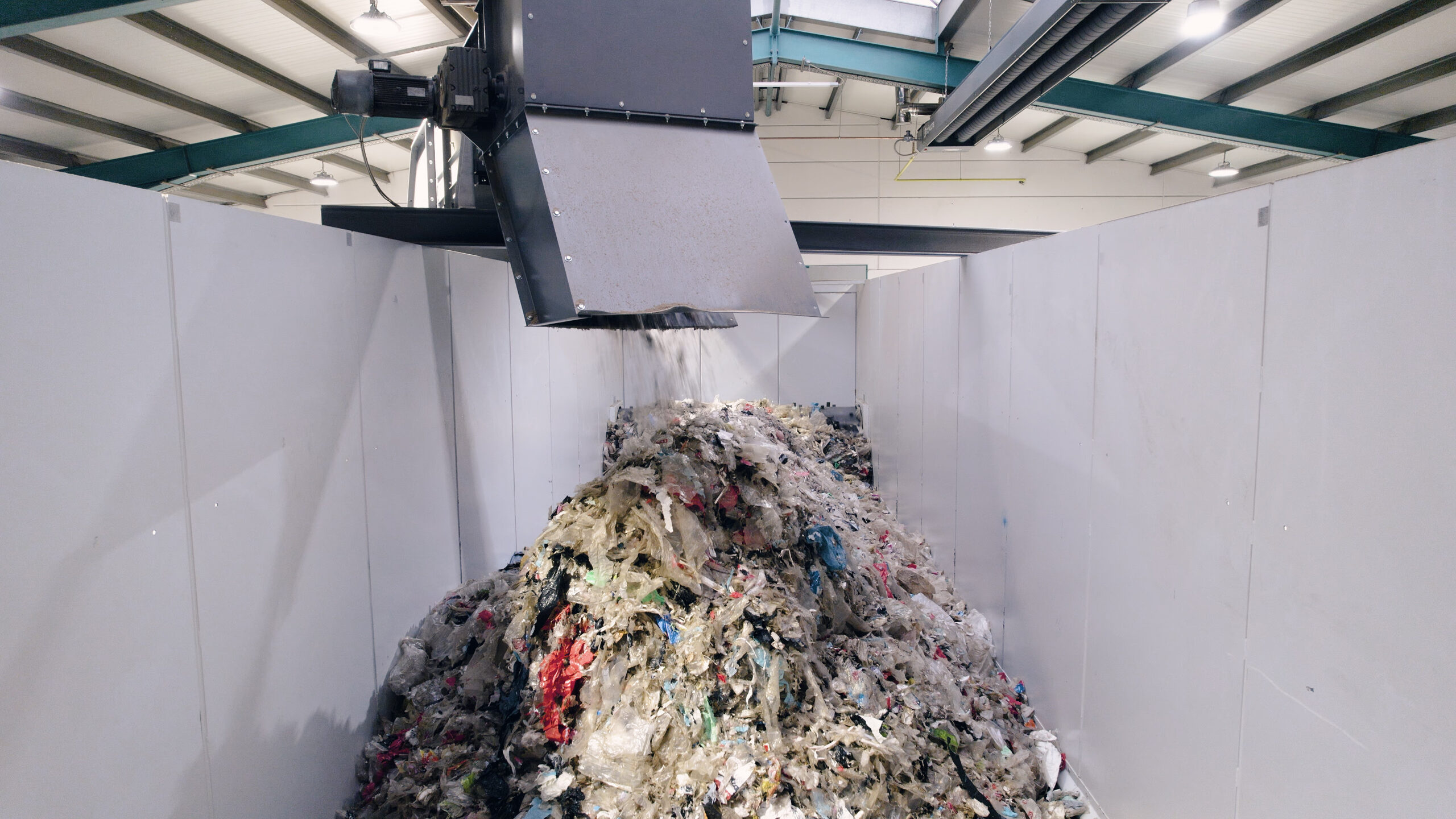 Optimales Materialhandling spielt in der Aufbereitung von Abfällen eine wichtige Rolle. So sorgt das neue Bunkersystem von Vecoplan für einen gleichmäßigen Materialfluss. Copyright: Vecoplan