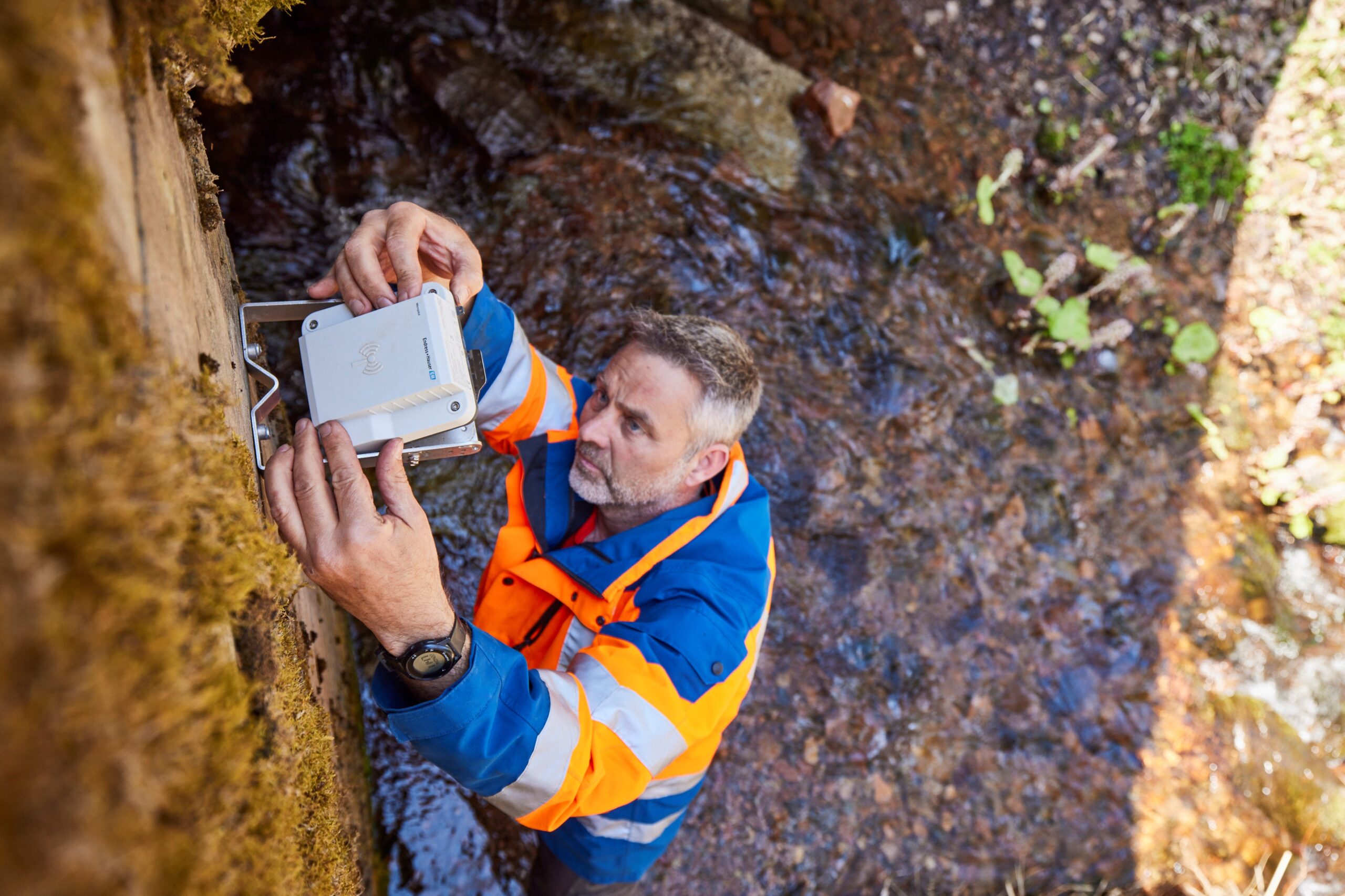 Anbringung Hochwasser Frühwarnsystem Floodlight. Copyright: Endress+Hauser