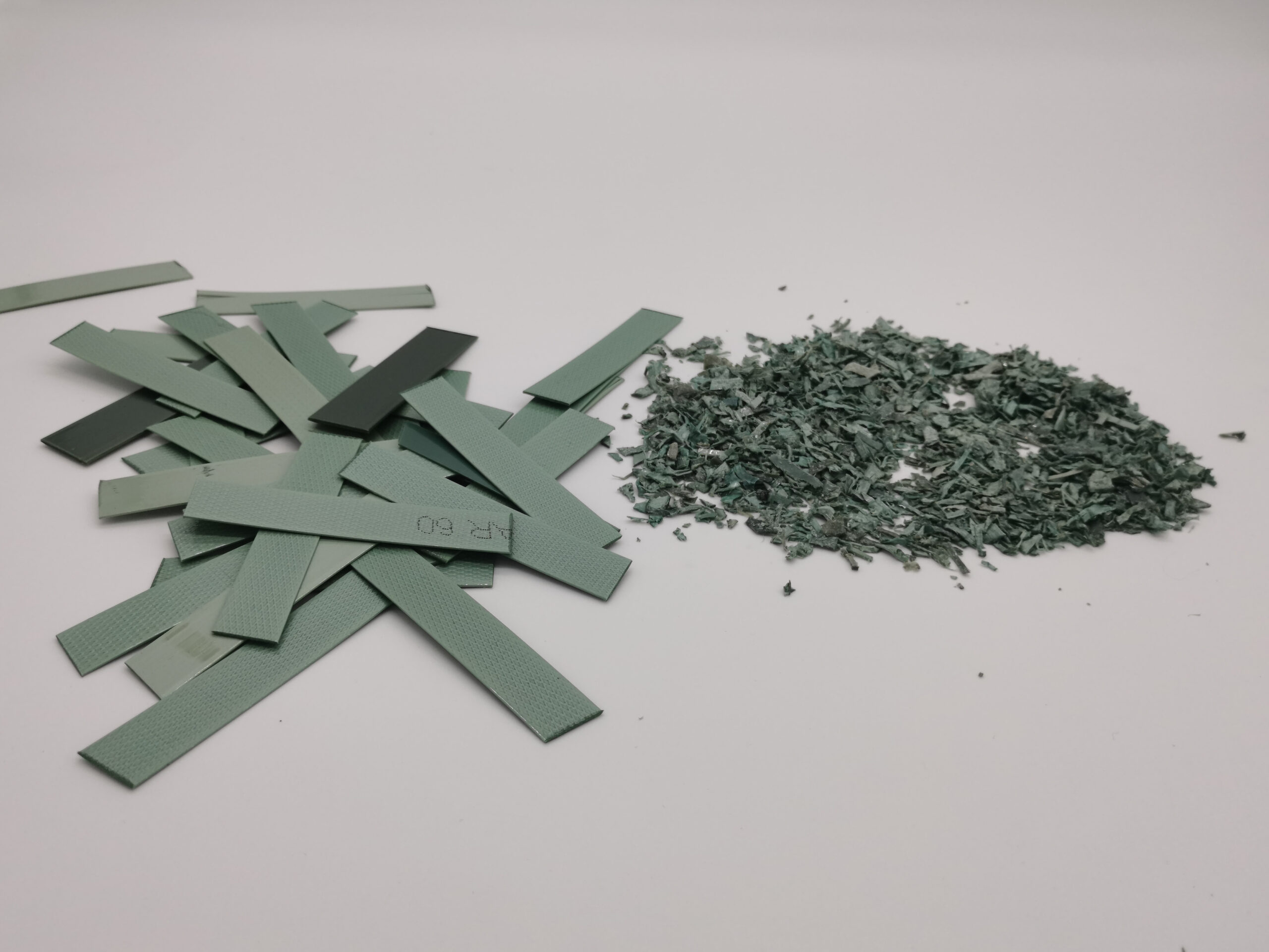 PET raw material made out of straps, chopped PETZerkleinertes Umreifungsband -Schnipsel und als Mahlgut aufbereitet. Copyright: Prezero straps (out of strap to strap material colleciton) and flakes made out of PET straps.