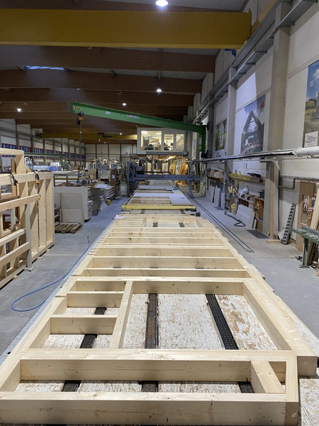 Holztafelelemente für Außenwände in der Fertigung. Quelle: Meisterstück Haus