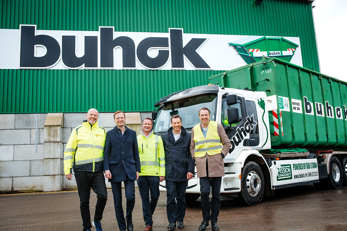 v.l.n.r. Markus Horstkötter, Geschäftsführer Buhck Abfallverwertung & Recycling GmbH & Co.KG, Felix Daub, Unternehmenskundenberater Sparkasse Holstein, Dr. Henner Buhck, geschäftsführender Gesellschafter der Buhck Gruppe, Thomas Bothe, Generalbevollmächtigter Sparkasse Holstein, Holger Harms, kaufmännischer Geschäftsführer der Buhck Gruppe Copyright: Lichtliebe Volksdorf