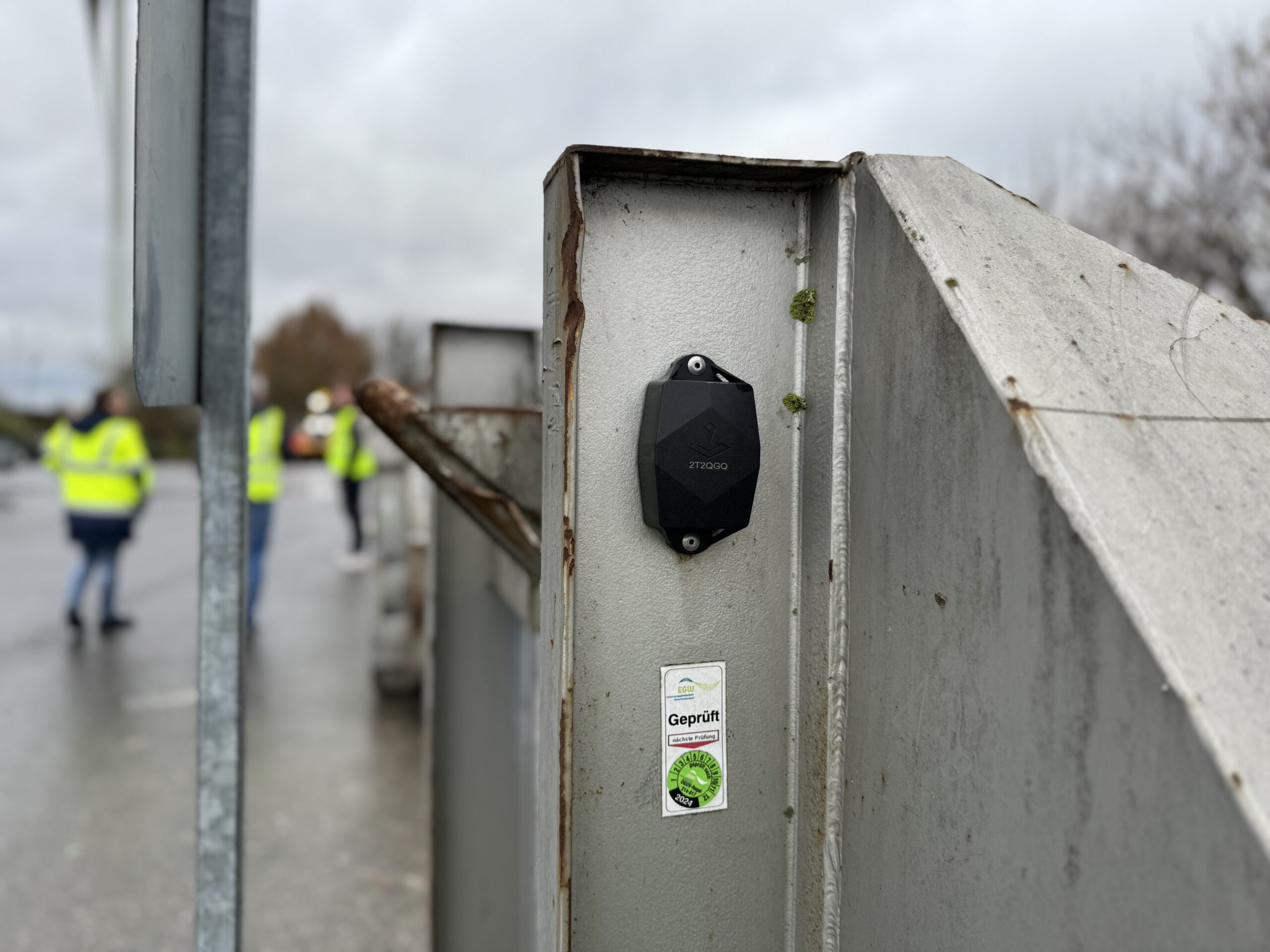 Die Entsorgungsgesellschaft Westmünsterland mbH (EGW) hat ihre insgesamt 160 Wertstoff-Container mit IoT-basierten Trackern von Sensolus ausgestattet und so ihre Transport- und Entsorgungsprozesse weiter digitalisiert. Copyright: Sensolus