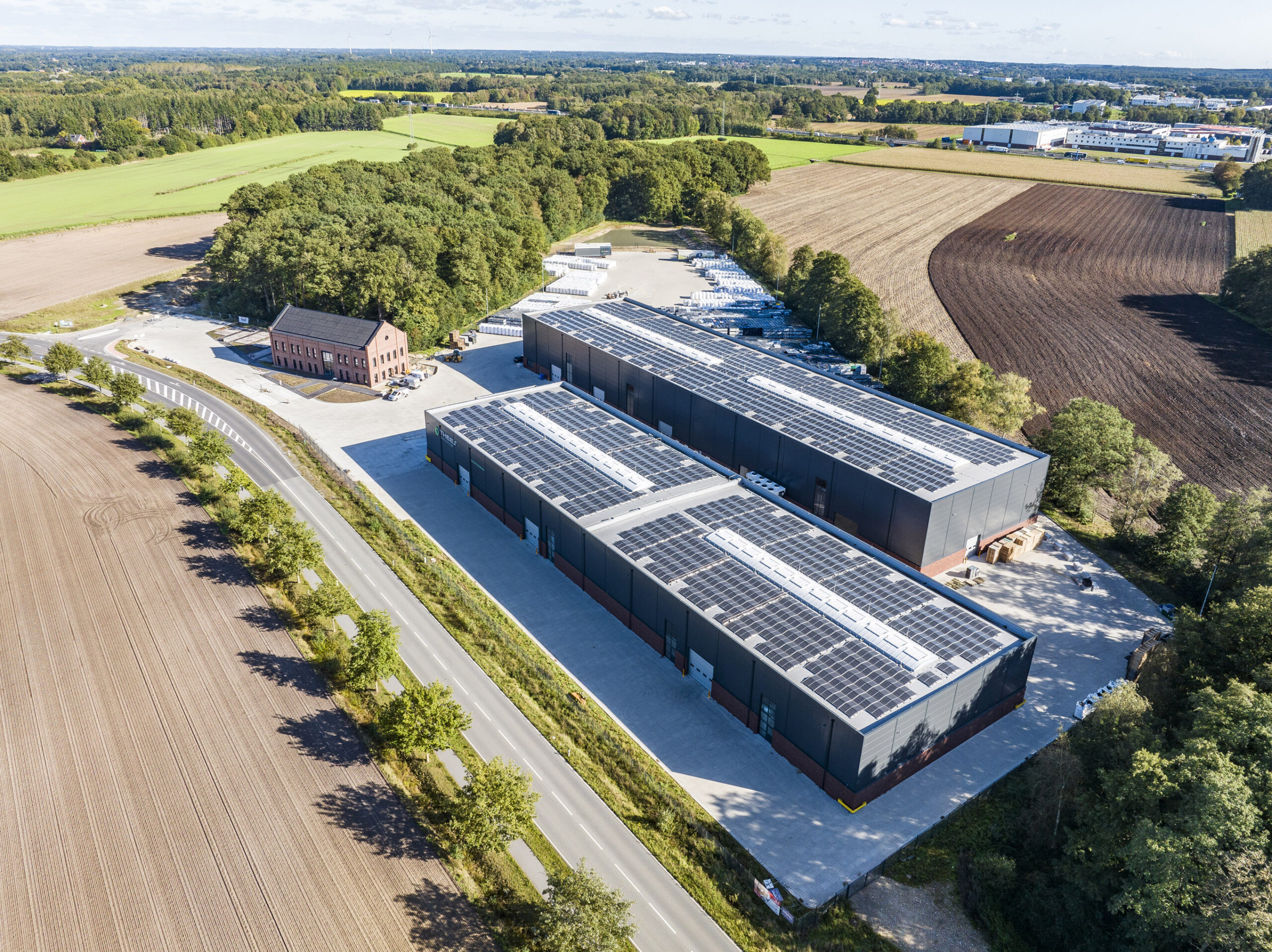 Thees Kunststoffverarbeitung eröffnet einen neuen Betrieb: Er bietet ausreichend Platz für moderne Recyclingtechnologie in unmittelbarer Nähe der Autobahn A1. Copyright: Thees/Gerald Lampe