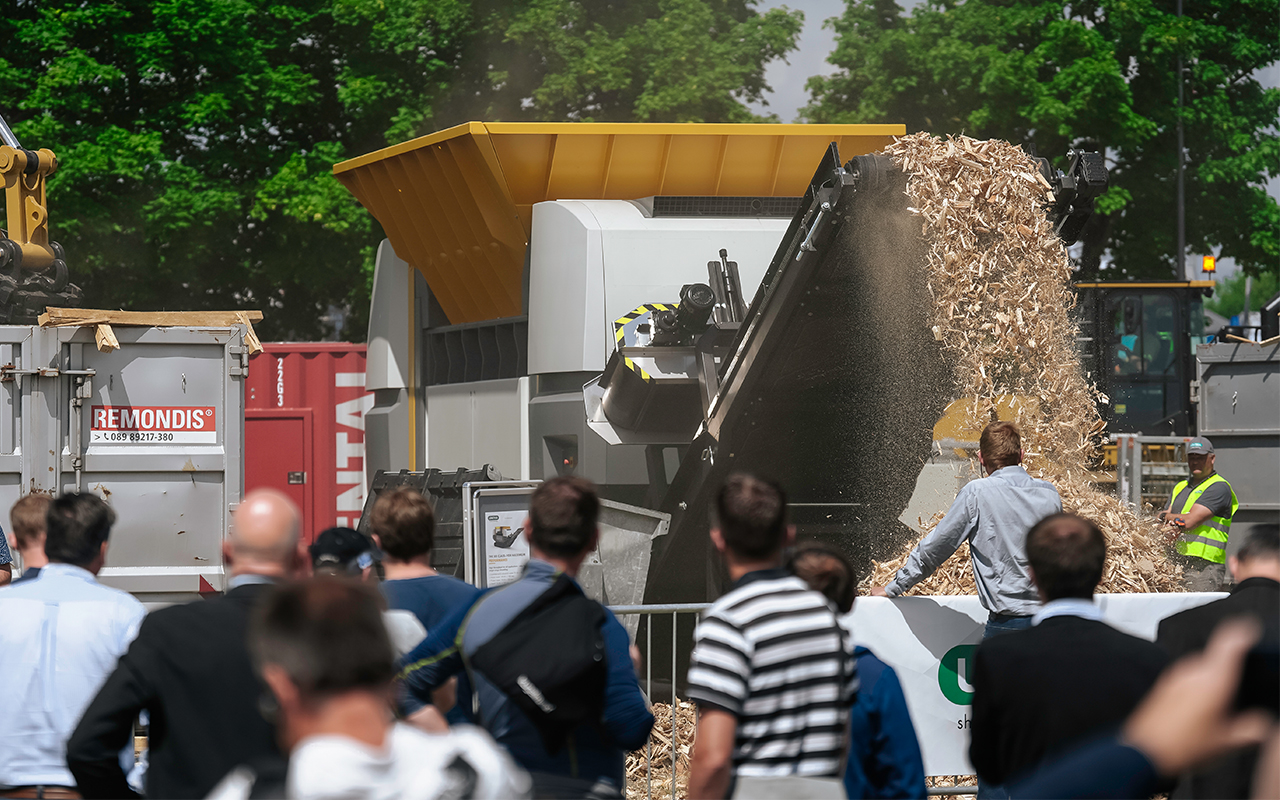 Eine XR3000RC mobil-e wird auf dem VDMA-Außengelände Stand: 908/1 Altholz zerkleinern. Copyright: Untha