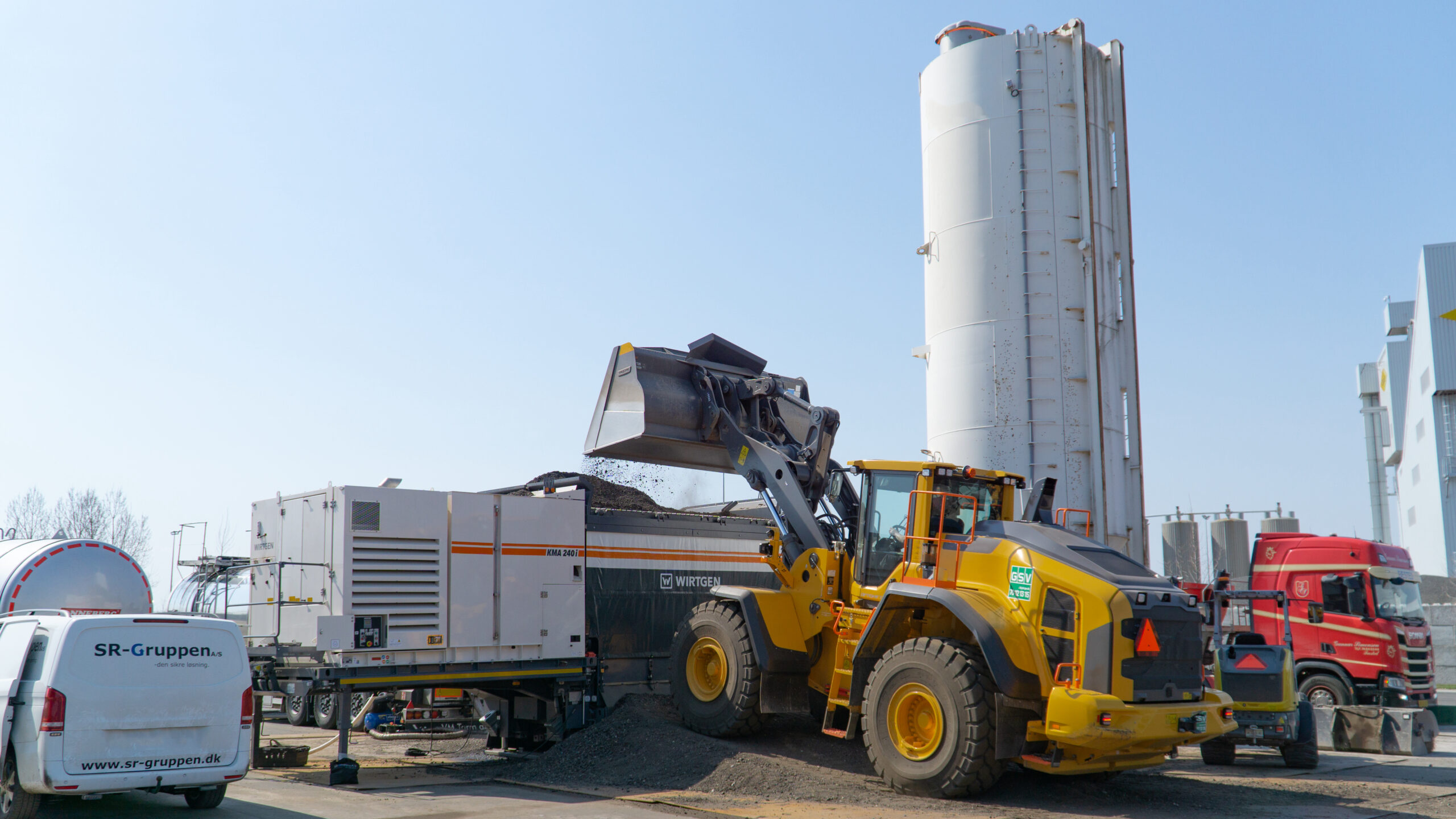 Die mobile Kaltmischanlage KMA 240i produzierte aus dem gelieferten Asphaltfräsgut 300 t bituminös stabilisiertes Kaltmischgut pro Stunde. Copyright: Wirtgen Group