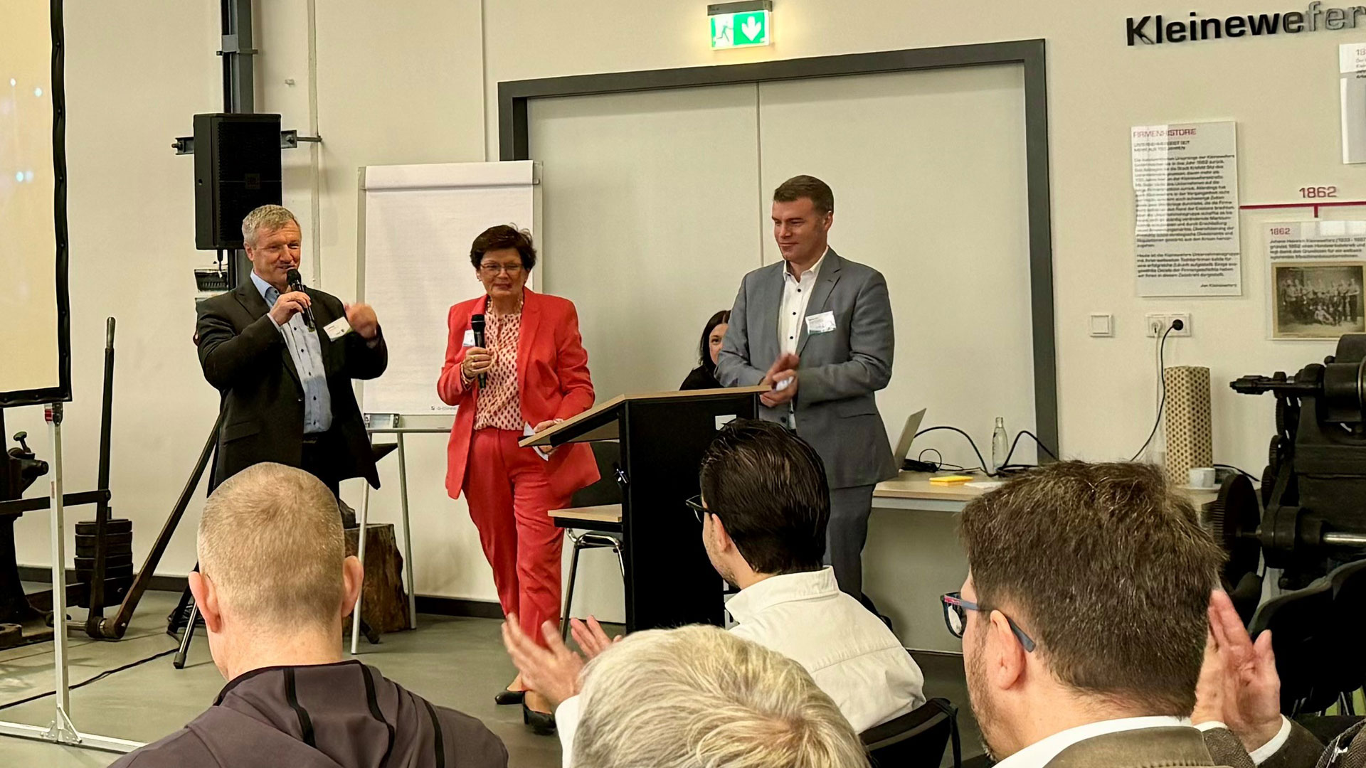 Adolf Walth (CMO, Messer SE & Co. KGaA), Christina Guth (AZuR-Netzwerk) und Stephan Rau (wdk) begrüßten die 67 AZuR-Partner aus allen Segmenten der Reifen-Kreislaufwirtschaft in Krefeld und führten durch das abwechslungsreiche Programm. Copyright: Messer.