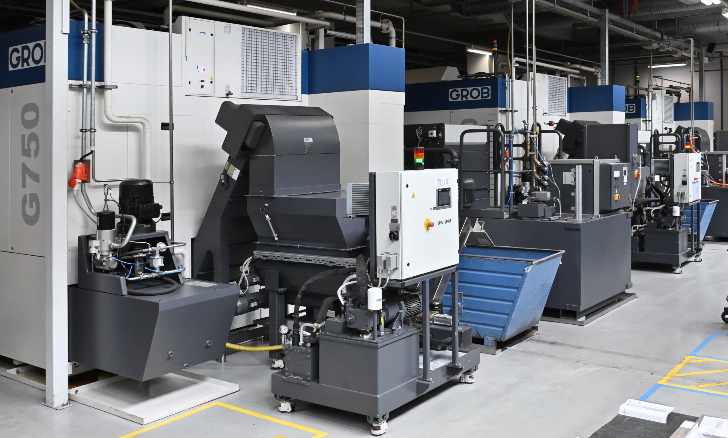 Neun seiner elf Brikettieranlagen hat der Verpackungsanlagenhersteller Multivac direkt an Bearbeitungszentren angebaut. So können die Anlagen mannlos über Nacht laufen.
Copyright: Ruf Maschinenbau GmbH & Co. KG
