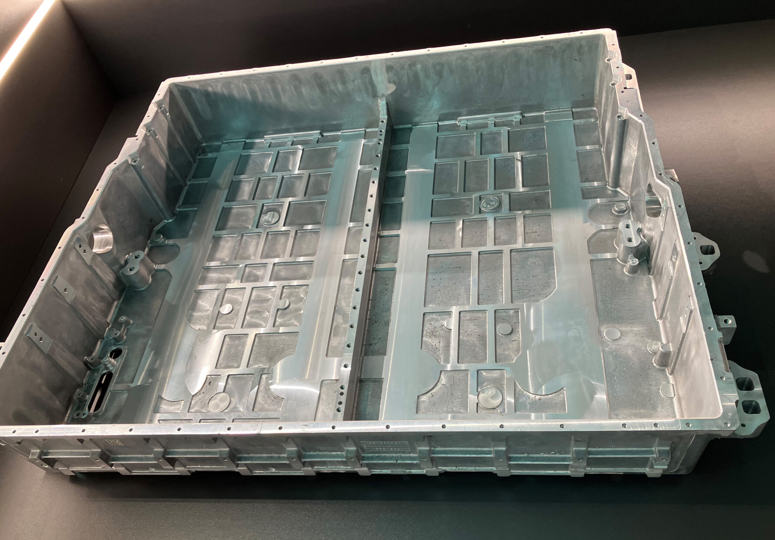 Aluminium-Druckguss sind für Batteriekästen wichtige Basiselemente, bei deren mechanischer Bearbeitung Späne anfallen. Diese gilt es zu brikettieren. Copyright: RUF Maschinenbau GmbH & Co. KG