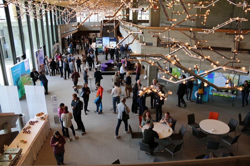 Expertengespräche in der Foyer-Ausstellung und Networking im Kongress am Park in Augsburg. Copyright: KUMAS e. V.