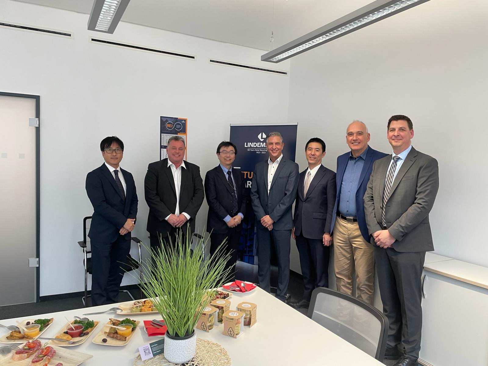 Vlnr: Motoshige Nakasaki, Business Unit Vice President, Mitsubishi Electric Europe B.V.; Michael Porten, Head of Procurement, Lindemann Germany GmbH; Kunihiko Kaga , Representive Executive Office, CTO, Industry & Mobility Business Area Owner, Mitsubishi Electric Corporation; Ioannis Giouvanitskas, Senior Executive Advisor, Lindemann Germany GmbH; Atsuhiko Sanada, Strategic Planning Dept., IMBA, Mitsubishi Electric Corporation; Peter Thomas, Director Products and Technology, Lindemann Germany GmbH; Stefan Knauf, Division Manager Industrial Automation, Mitsubishi Electric Europe B.V.
