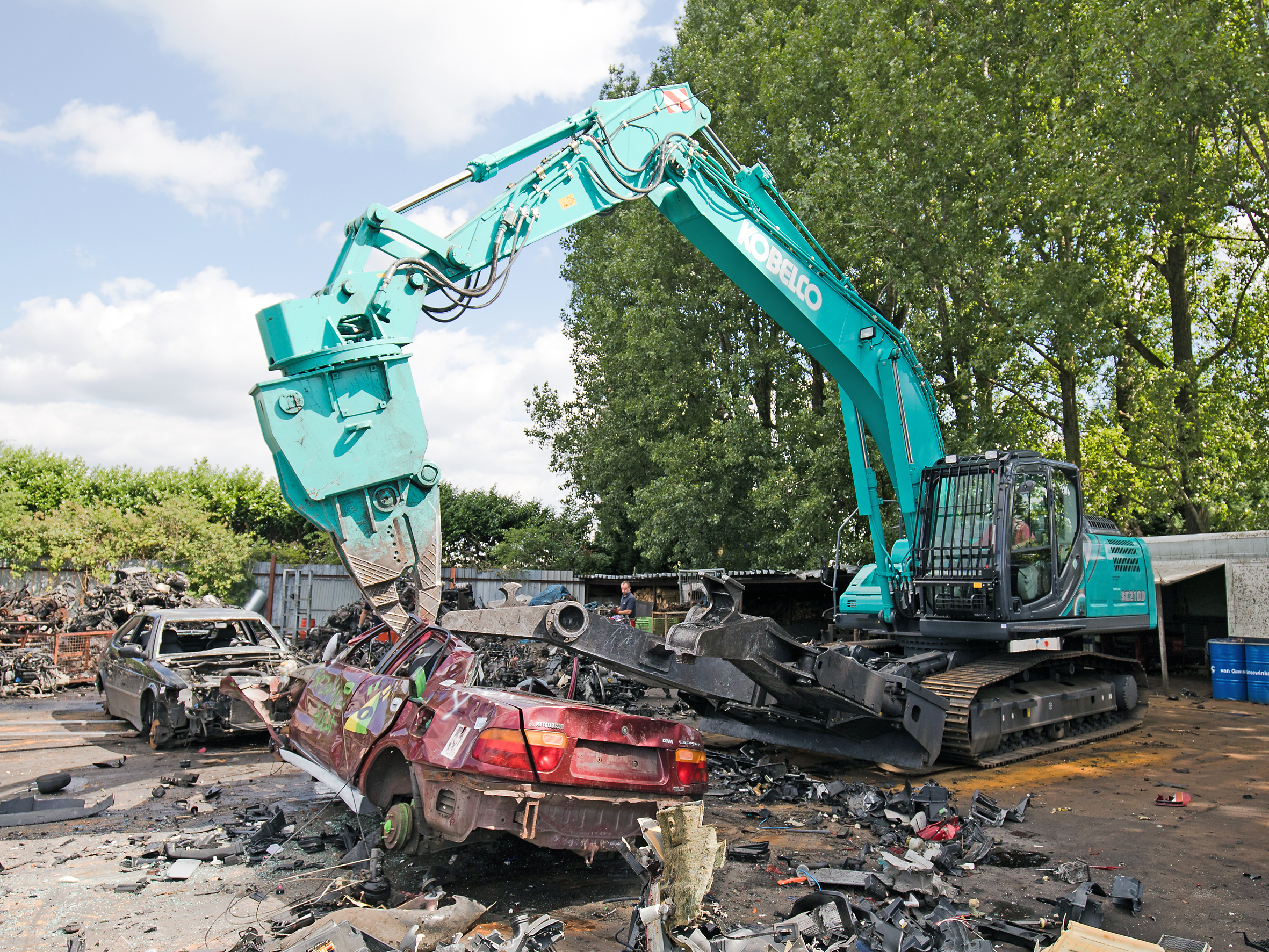 Als Spezialisten in der Altfahrzeug-Verwertung bieten die Multi-Demontagebagger von Kobelco kurze Prozesszeiten mit nur einer Maschine und eine hohe Wertschöpfung durch sortenreine Wertstoffe. Copyright: Kobelco