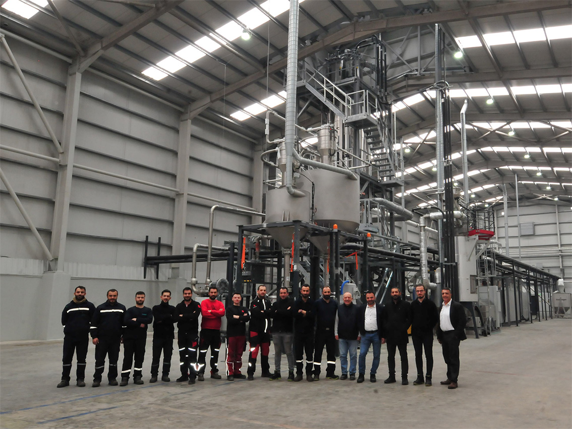 Die Mitarbeiter und Geschäftsführung von PAAG vor der recoSTAR PET 165 HC iV+ PET-Bottle-to-Bottle-Recyclinganlage von Starlinger im Recyclingwerk in Gebze, Türkei. Copyright: PAAG