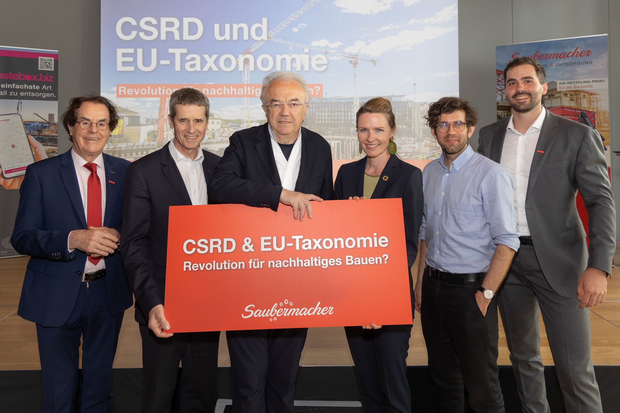 Vortragende bei der Saubermacher Akademie (v.l.n.r.). Hans Roth, Saubermacher Gründer; Christian Holzer, Sektionsleiter Umwelt und Kreislaufwirtschaft BMK; Werner Sobek, Architekt und Bauingenieur; Monika Döll, Business Development Saint Gobain; Christoph Löffler, Senior Consultant EPEA/Drees & Sommer; Julian Lechner, Geschäftsführer Plattform wastebox.biz. Copyright: Saubermacher/Tanzer