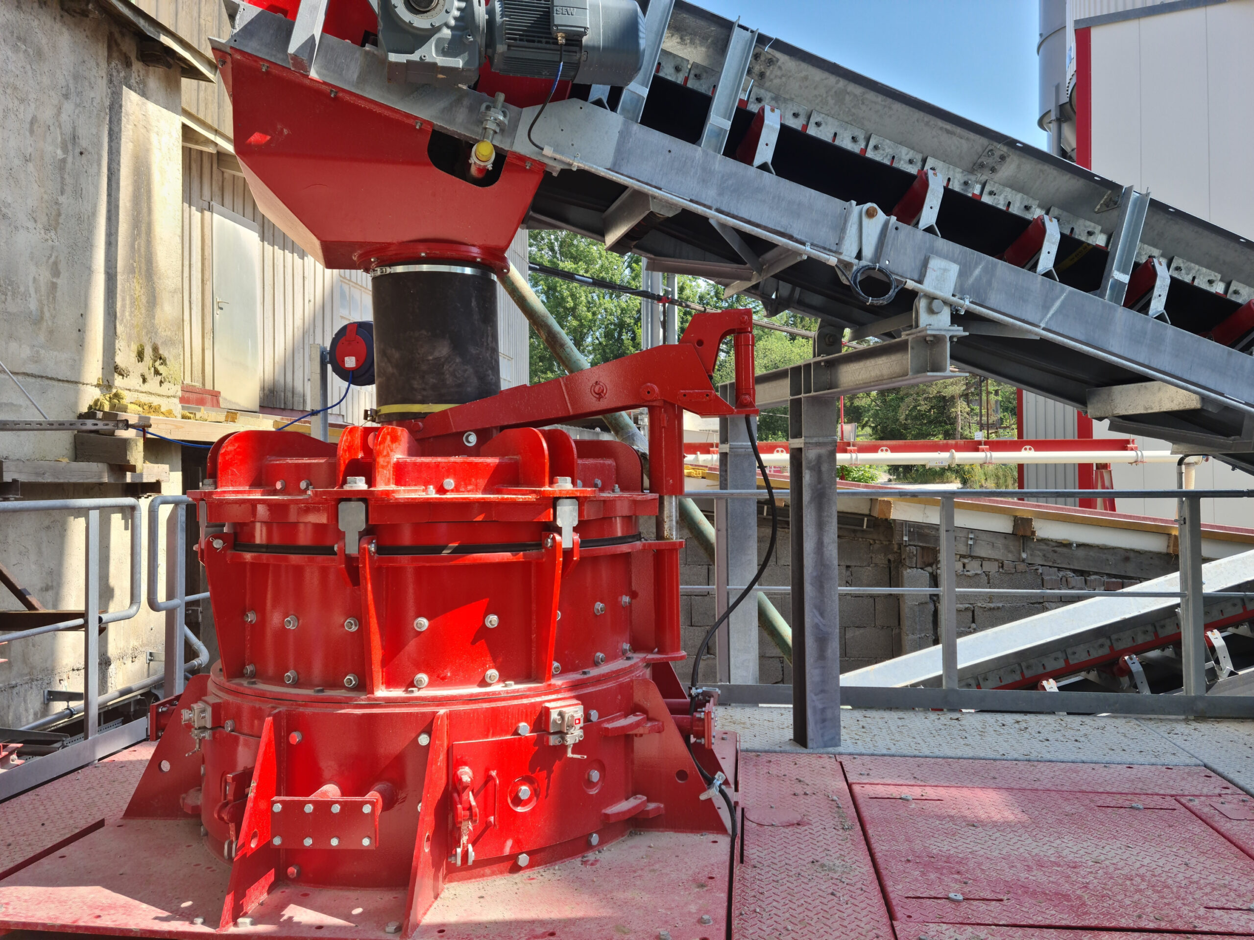 Für die Sandherstellung aus Überschusskörnungen hat die Firma Dachser 2019 eine BHS Rotorprallmühle vom Typ RPM 1513 installiert. Copyright: BHS Sonthofen