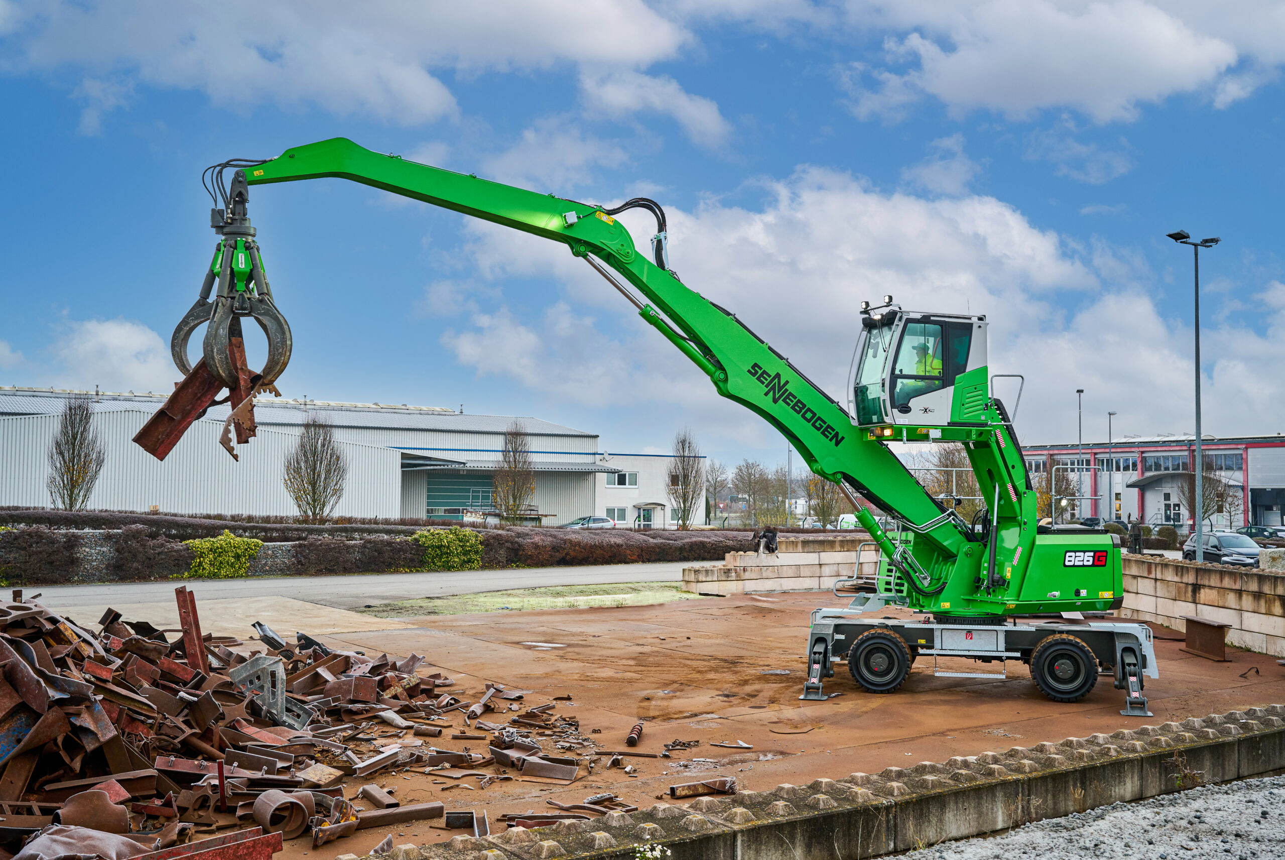 Der neue 826 G punktet mit 13 Metern Reichweite sowohl im Schrottumschlag als auch im Abfallrecycling. Copyright: Sennebogen