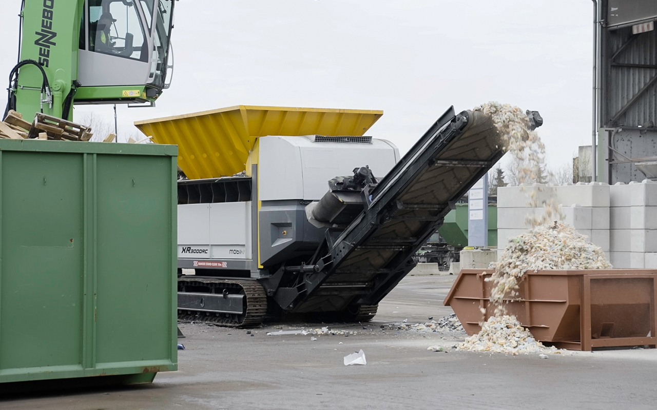 Live-Demonstrationen bei Untha-Kunde Schenker: XR-, ZR- und RS-Zerkleinerer live im Einsatz. Copyright: Untha shredding technology GmbH