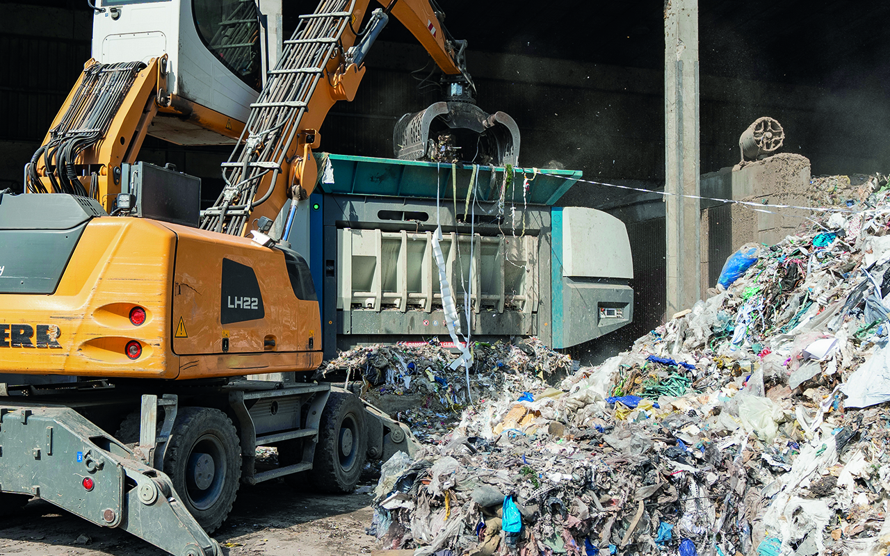 Die Untha XR3000RC mobil-e zerkleinert bei Zuser Ressourcenmanagement rund 18 Tonnen an Leichtverpackungen und Gewerbemüll pro Stunde. Copyright: Untha Shredding Technology