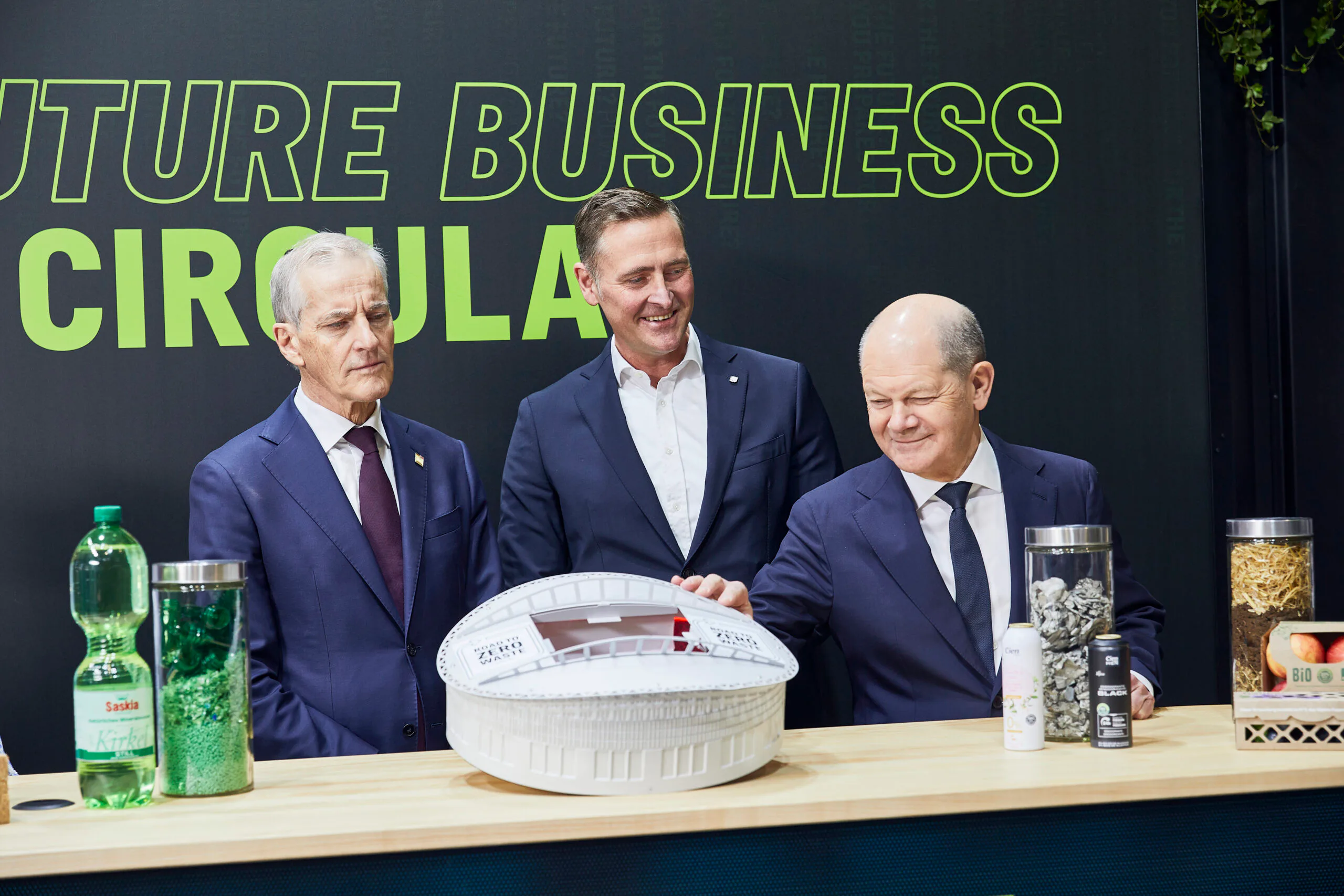 Einblick in die Blackbox Kreislaufwirtschaft: Bundeskanzler Olaf Scholz (rechts im Bild) und der norwegische Premierminister Jonas Gahr Støre (links im Bild) informieren sich auf der Hannover Messe bei Wolf Tiedemann, Vorstandsvorsitzender PreZero International (zweiter von rechts), über die Geschäftsmodelle von PreZero, beginnend beim Verpackungsdesign bis hin zur Sammlung und Verwertung von Wertstoffen. Copyright: PreZero