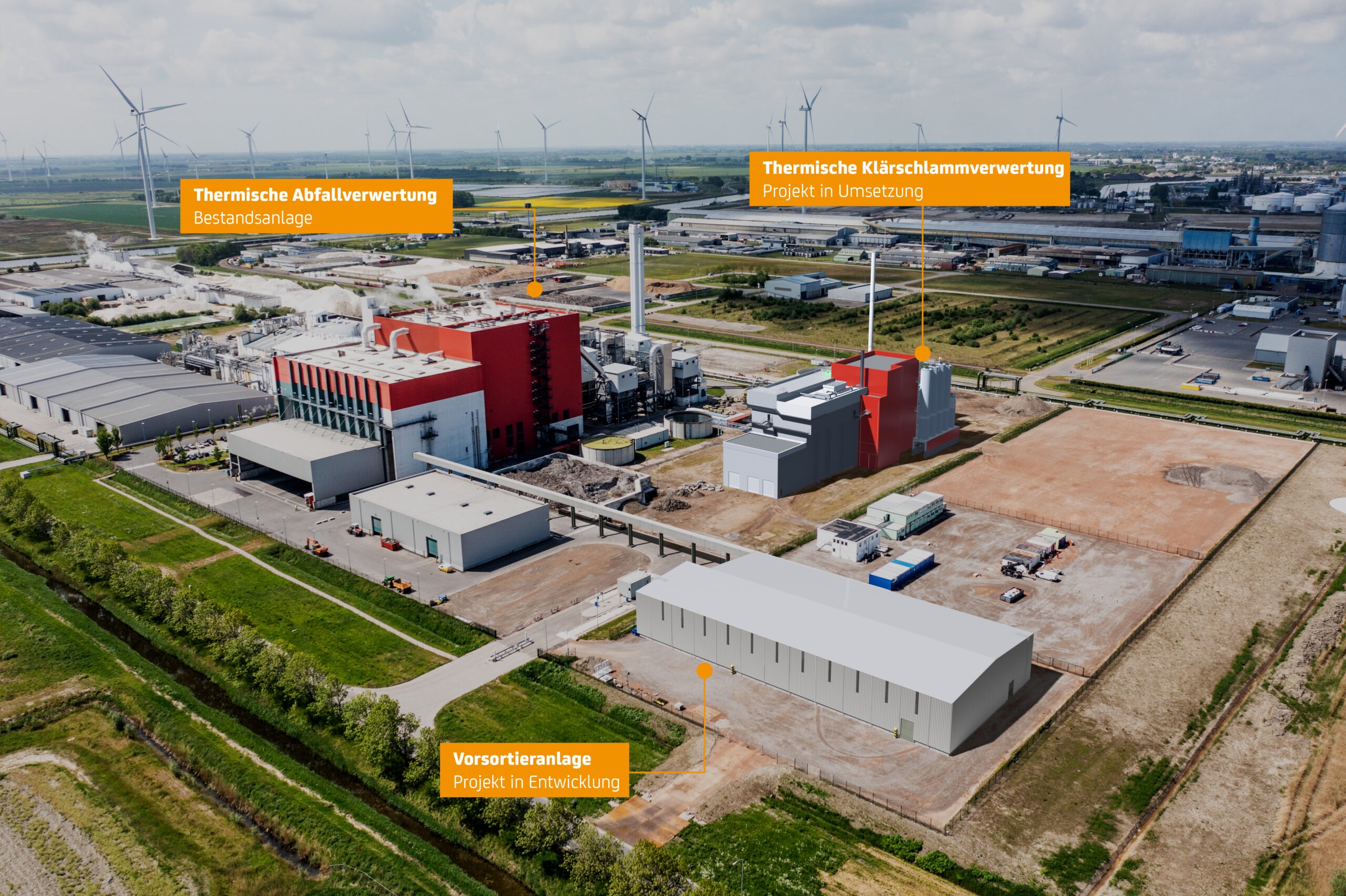 EEW-Standort Delfzijl mit der dreilinigen Bestandsanlage zur thermischen Abfallverwertung sowie der aktuell im Bau befindlichen Klärschlamm-Monoverbrennungsanlage. Im Mai 2024 beginnt hier der Bau der ersten Vorsortieranlage für Abfallgemische der EEW-Gruppe. Copyright: EEW