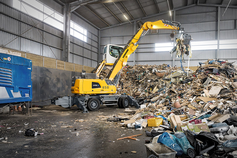 Innovatives Antriebskonzept für geräuscharme und emissionsfreie Einsätze: Mit der Elektroumschlagmaschine LH 26 M Elektro Industry erweitert das Familienunternehmen Hoffmann seinen Liebherr-Fuhrpark. Copyright: Liebherr