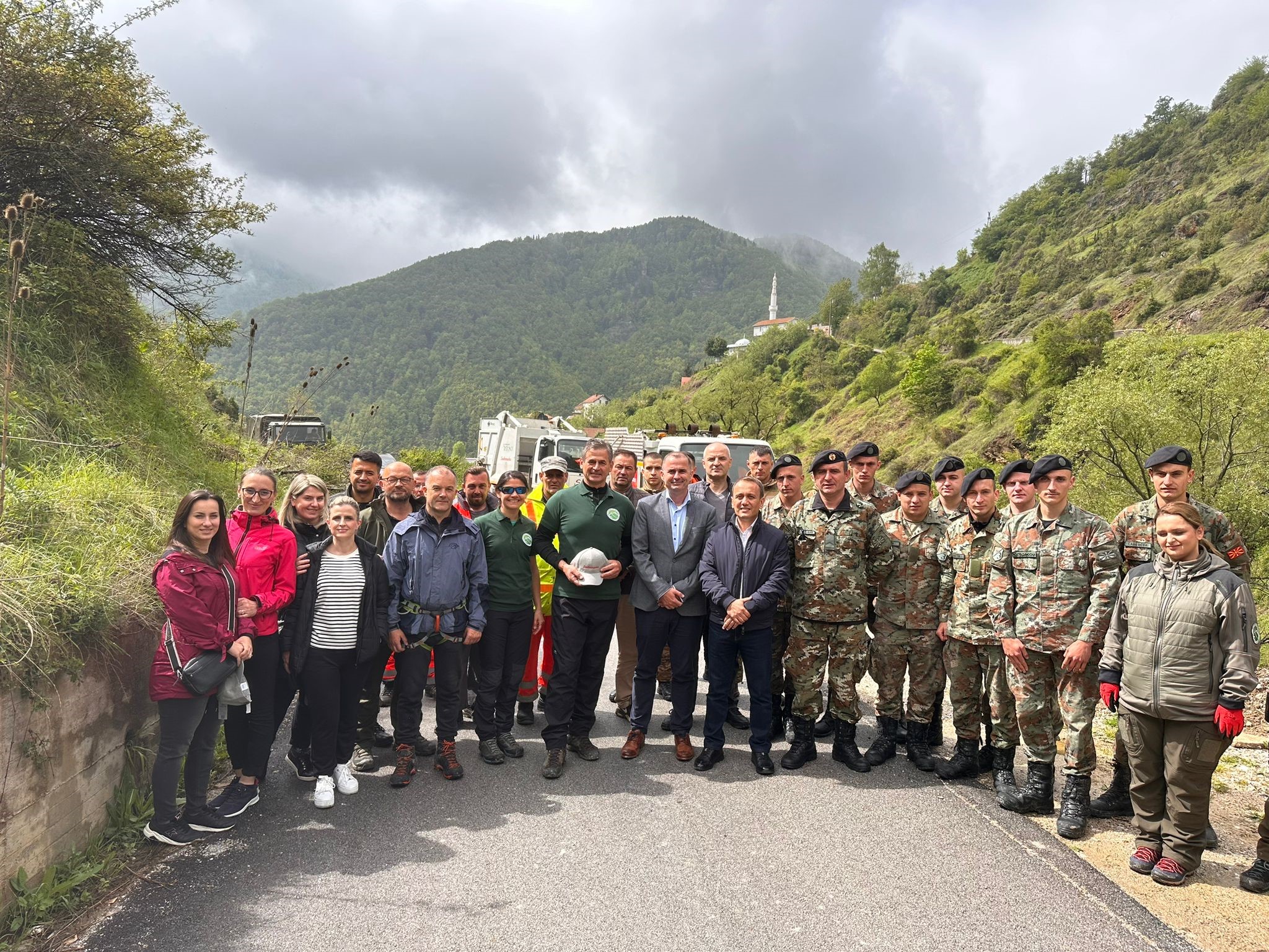 Freiwillige, die beim Frühjahrsputz im Nationalpark mit der Unterstützung von Saubermacher helfen. In der Mitte Robert Čajič /Geschäftsführer Saubermacher Nordmazedonien, links von ihm Ibrahim Dehari/Direktor des Nationalparks, rechts von ihm Arsim Fidani/Country Manager – Saubermacher DOOEL Skopje. Copyright: Saubermacher Slovenija