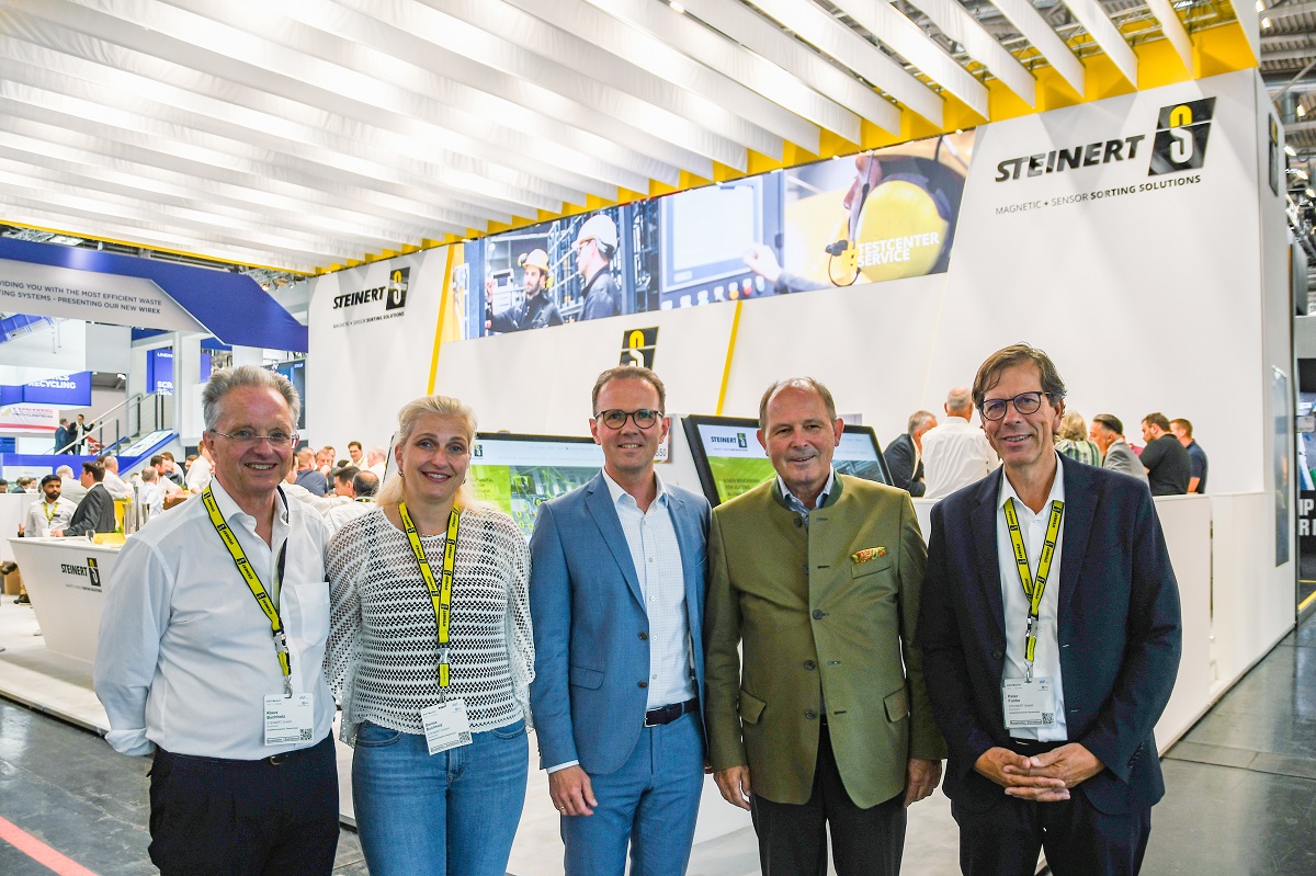 Klaus Buchholz und Denise Buchholz (Gesellschafter und Gesellschafterin der STEINERT GmbH), Dr. Marcus Wirtz und Dr. Hans Moormann (Geschäftsführende Gesellschafter der JOEST Group) und Peter Funke (Geschäftsführer der STEINERT GmbH) (v.l.n.r.) Copyright: Steinert