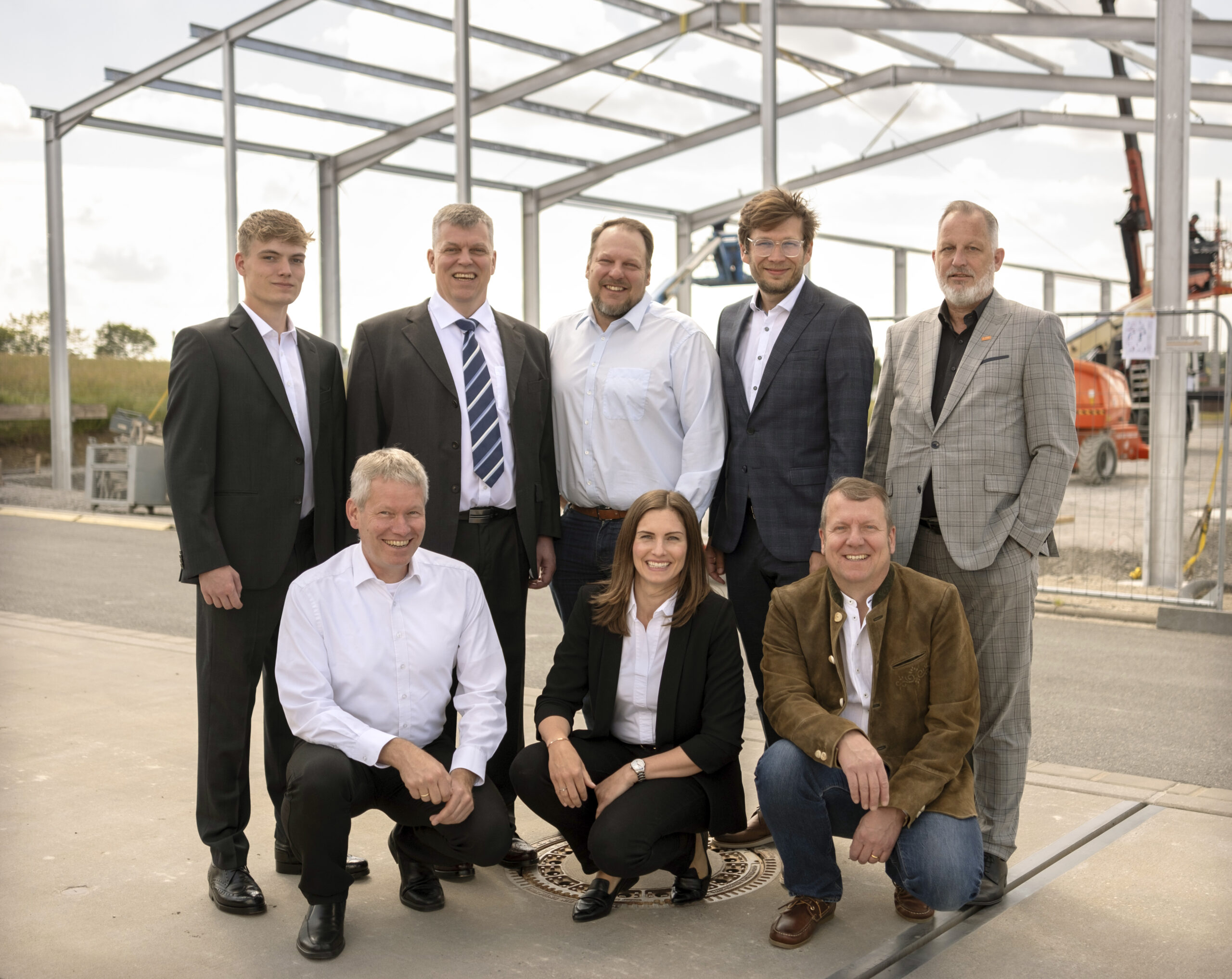 Von links hinten: Lukas Walch (WHW Recycling), Matthias Walch (WHW Recycling), Kevin Walch (WHW Recycling), Štefan Hanigovský (WHW Recycling), Holger Kuhlmann (BASF); von links vorne: Julian Prölß (BASF), Christine Große Lembeck (BASF), Lars Walch (Lars Walch GmbH & Co. KG). Copyright: BASF SE