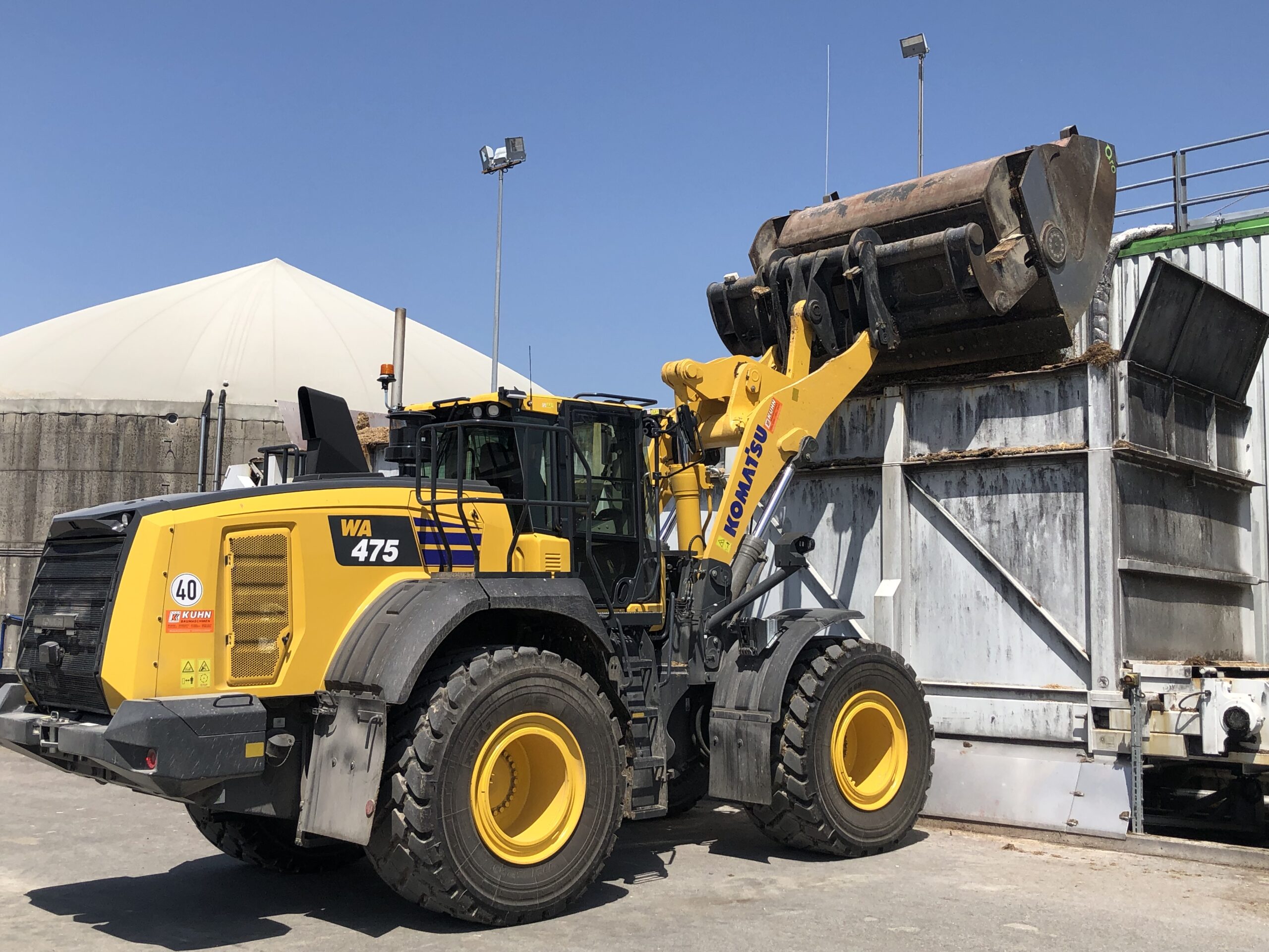 Der neue Komatsu Radlader WA 475 im Einsatz beim Befüllen von Material. Copyright: Kuhn Baumaschinen Deutschland GmbH