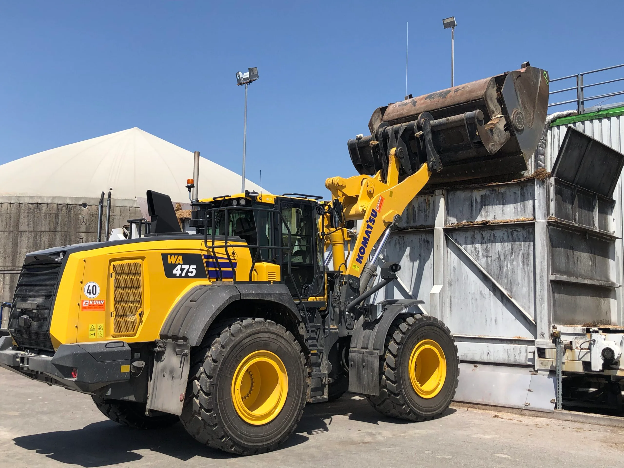 Der neue Komatsu Radlader WA 475 im Einsatz beim Befüllen von Material. Copyright: Kuhn Baumaschinen Deutschland GmbH